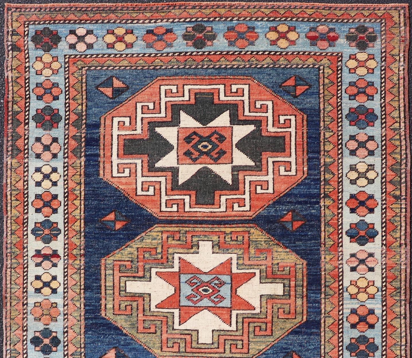 Türkischer Oushak-Teppich im Vintage-Stil mit Medaillon in geometrischen Mustern, 4'6 x 6'10 im Angebot 2