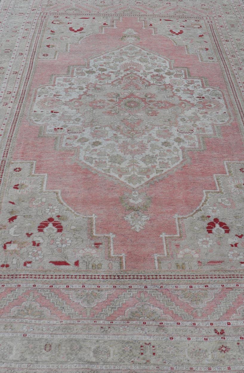 Turkish Vintage Oushak Rug with Geometric Design With A Soft Coral Color For Sale 5