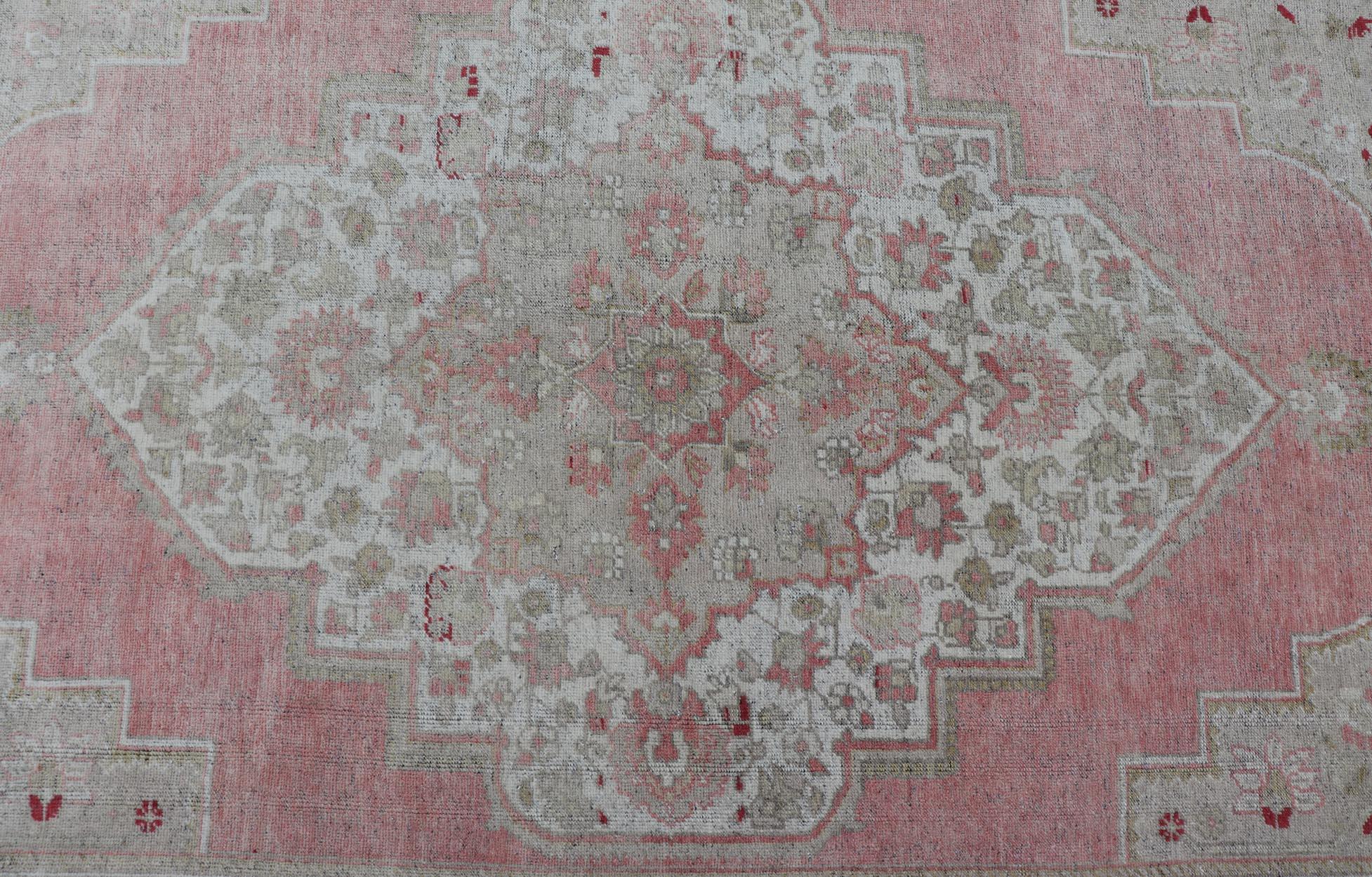 Turkish Vintage Oushak Rug with Geometric Design With A Soft Coral Color For Sale 7