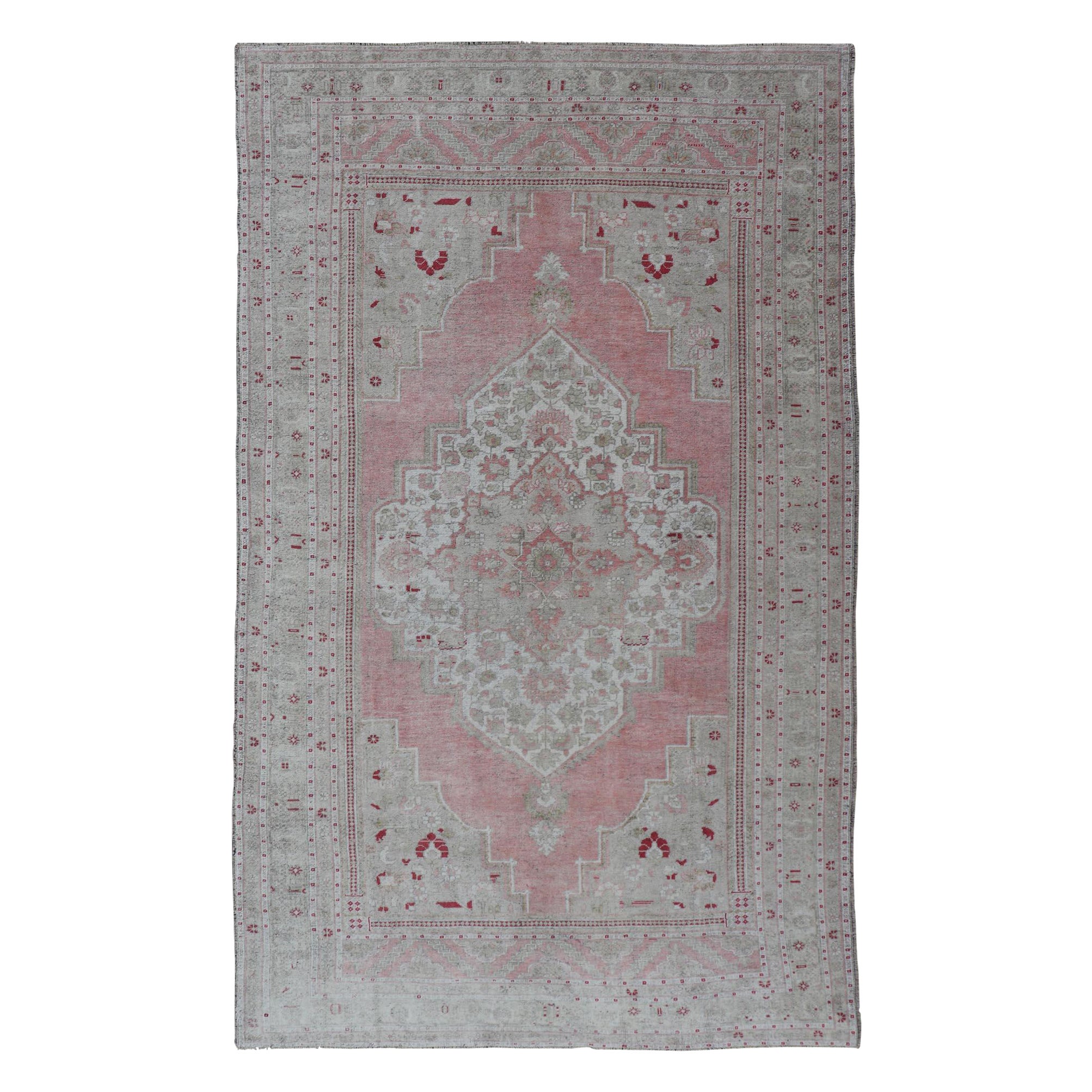 Tappeto Oushak vintage turco con design geometrico e un morbido color corallo