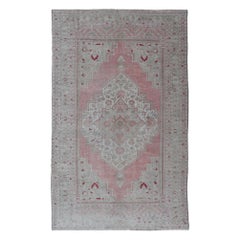 Tappeto Oushak vintage turco con design geometrico e un morbido color corallo