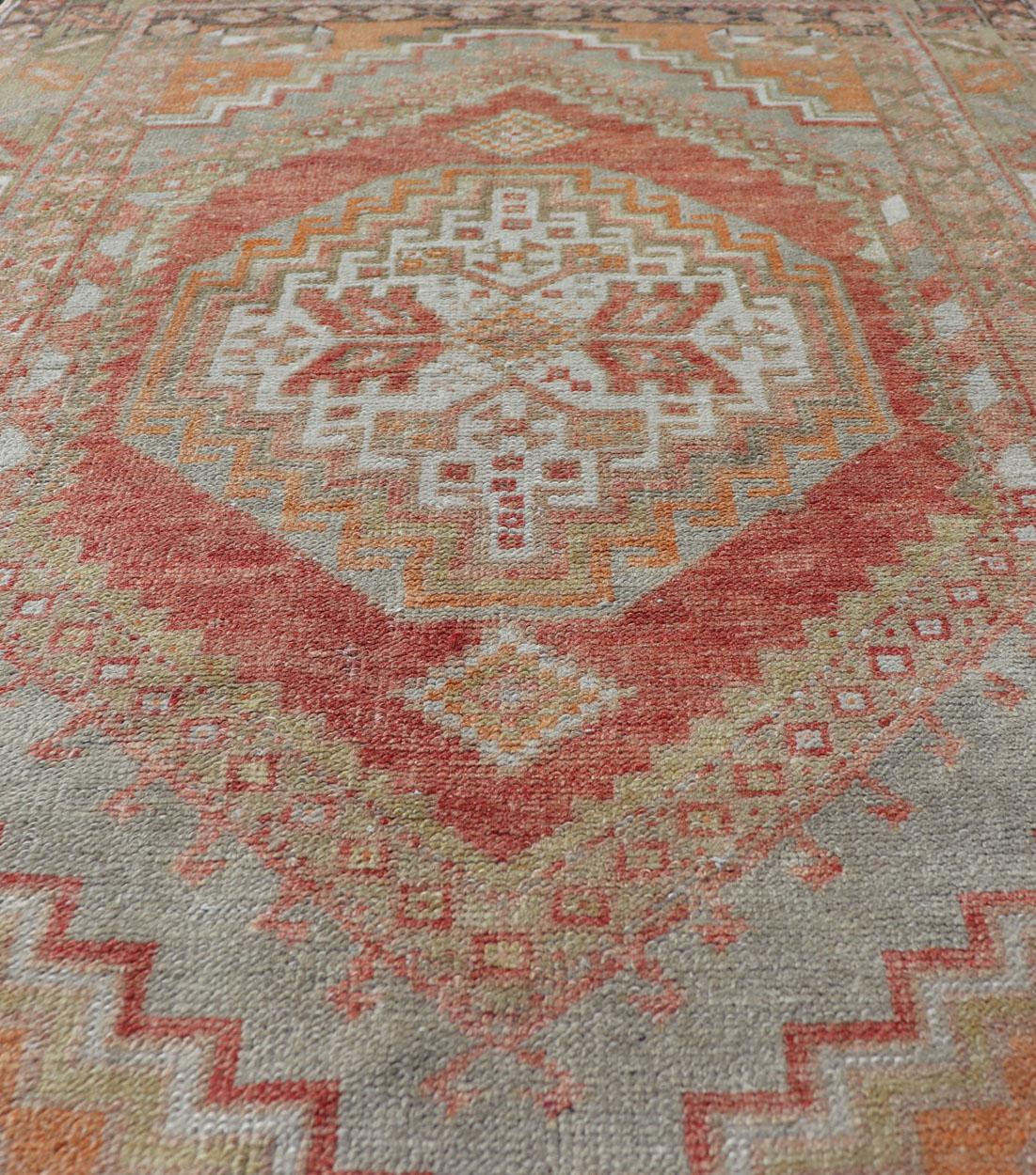 Turkish Vintage Oushak Rug With Medallion Design With Interconnected Motifs  For Sale 4
