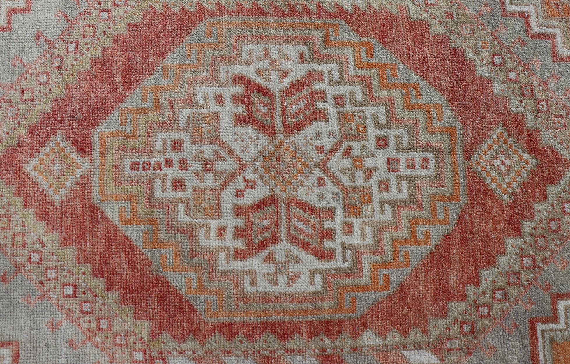 Turkish Vintage Oushak Rug With Medallion Design With Interconnected Motifs  For Sale 5