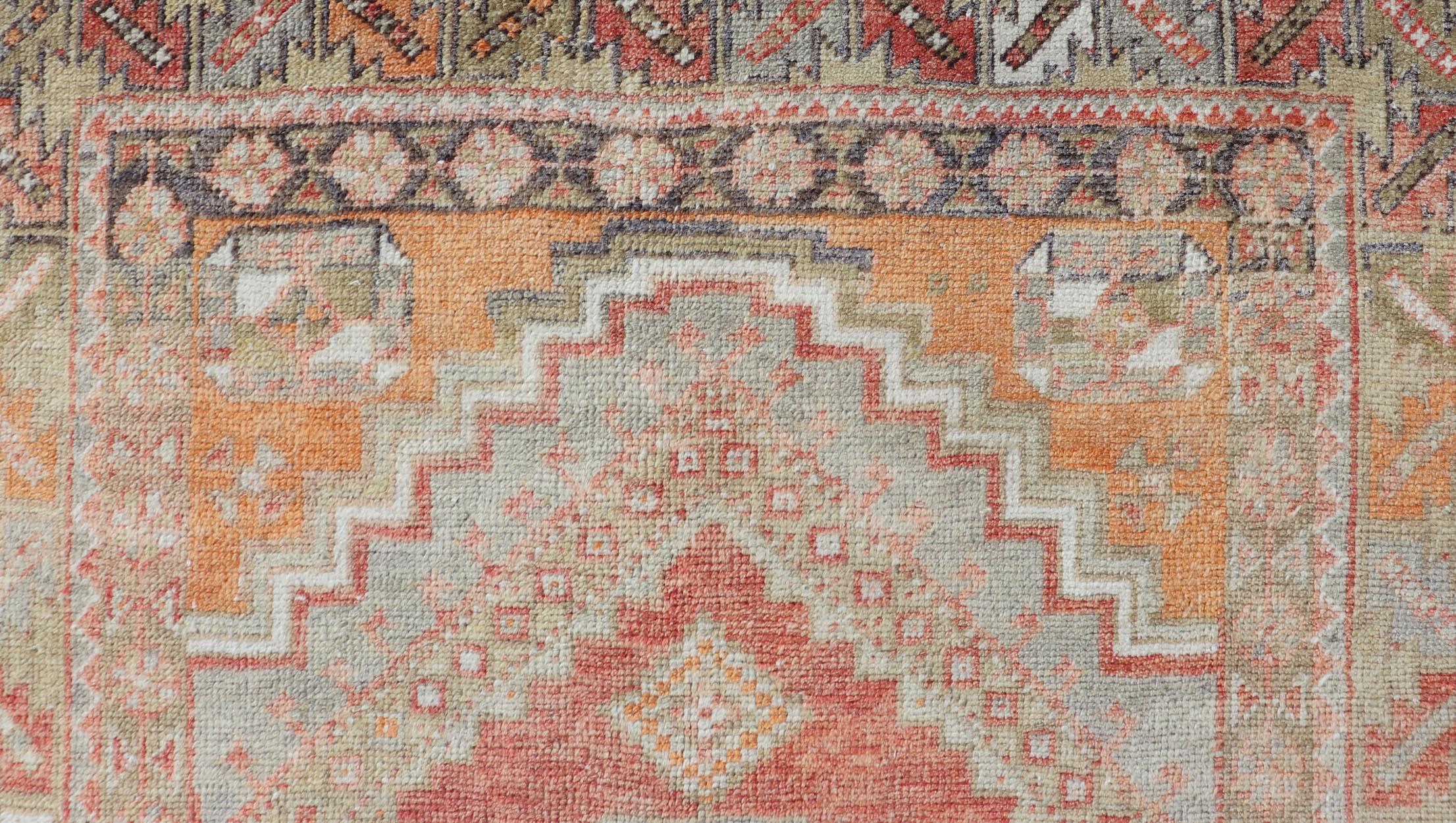 Turkish Vintage Oushak Rug With Medallion Design With Interconnected Motifs  For Sale 6