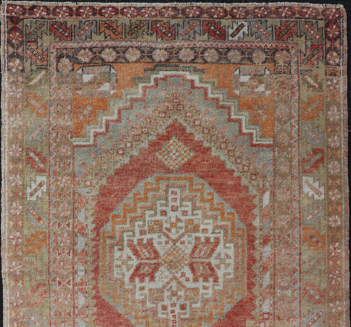 Turkish Vintage Oushak Rug With Medallion Design With Interconnected Motifs  In Good Condition For Sale In Atlanta, GA