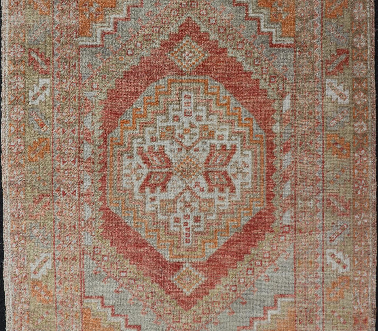 20th Century Turkish Vintage Oushak Rug With Medallion Design With Interconnected Motifs  For Sale