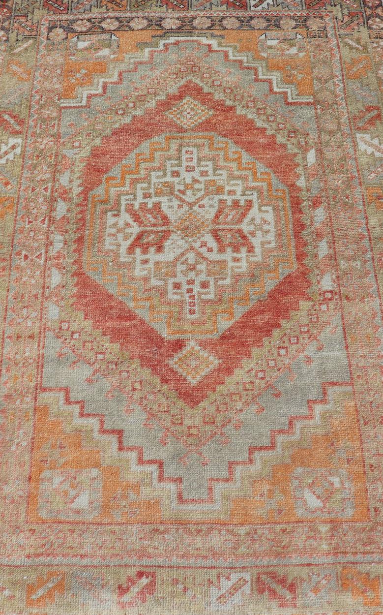 Turkish Vintage Oushak Rug With Medallion Design With Interconnected Motifs  For Sale 3