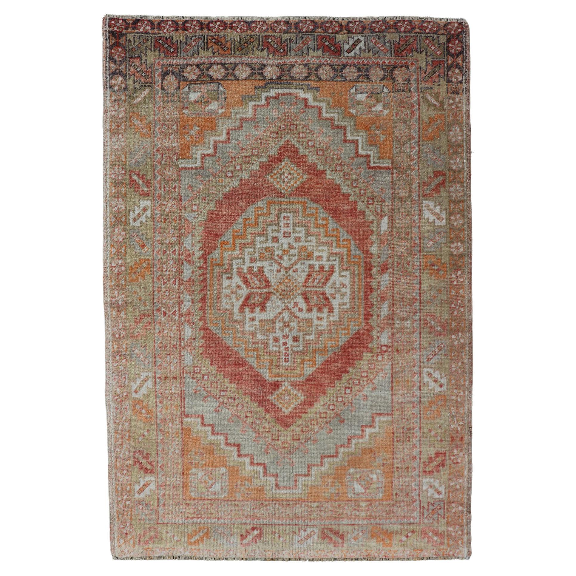 Türkischer Oushak-Teppich im Vintage-Stil mit Medaillon-Design und miteinander verbundenen Motiven 
