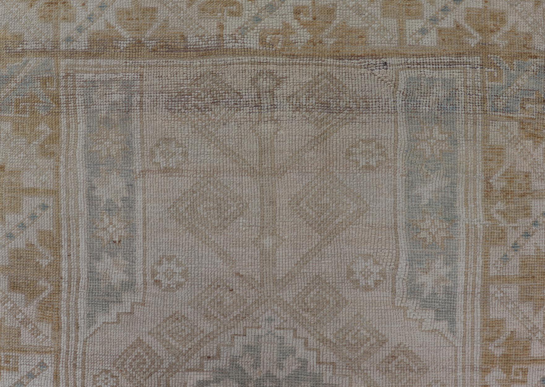 Mesures : 3'10 x 5'6 Tapis Oushak turc vintage -Couleurs douces et terreuses Keivan Woven Arts / Tapis / EN-40470 Pays d'origine / type : Turquie / Oushak L'exquis tapis turc vintage Oushak met en valeur la beauté intemporelle et le savoir-faire