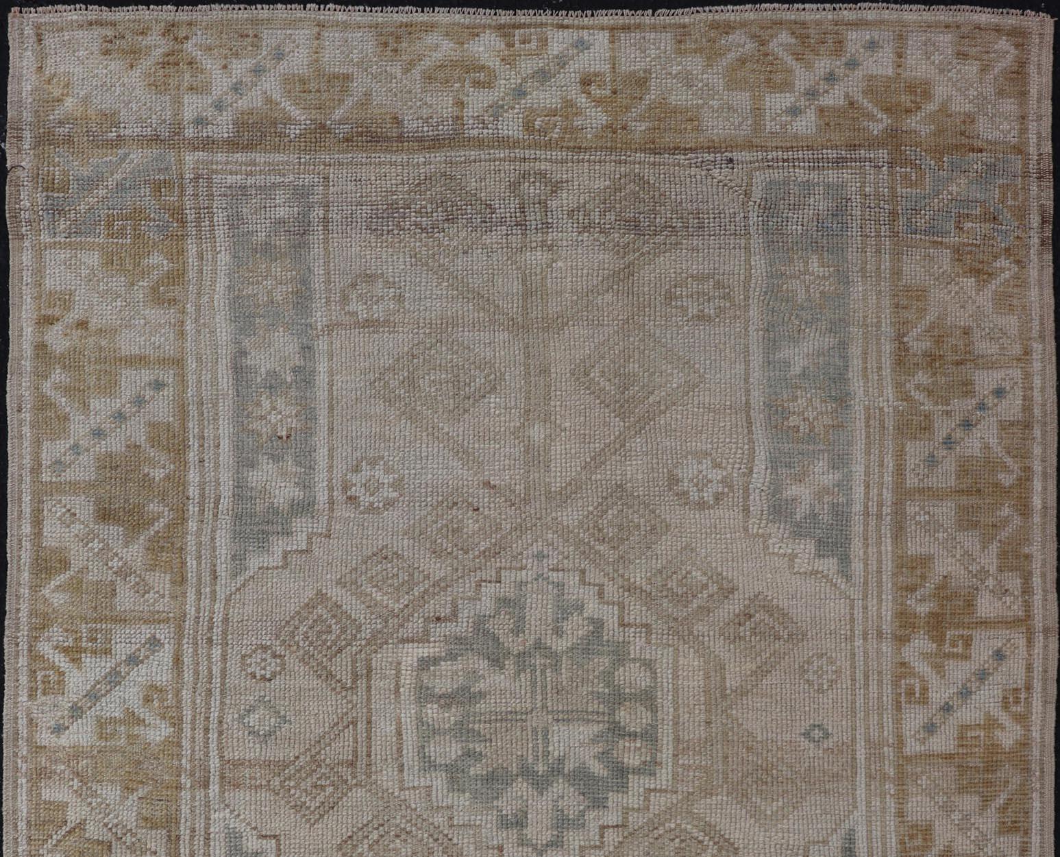 Noué à la main Tapis turc vintage Oushak aux couleurs terreuses douces 3'10 x 5'6