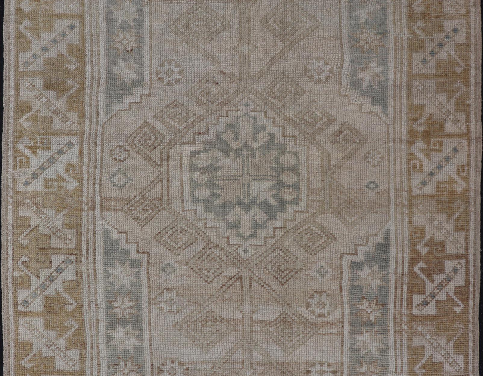 Tapis turc vintage Oushak aux couleurs terreuses douces 3'10 x 5'6 Bon état à Atlanta, GA
