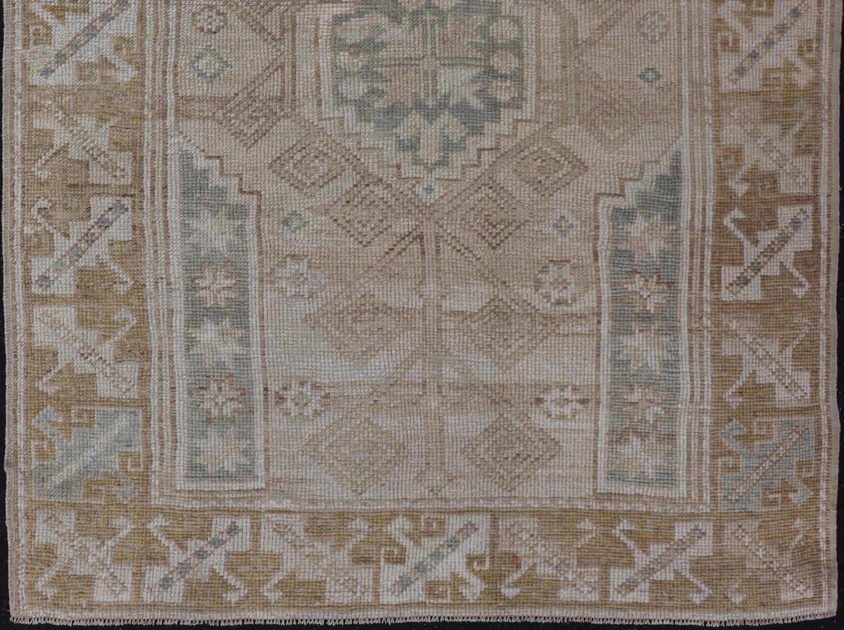 20ième siècle Tapis turc vintage Oushak aux couleurs terreuses douces 3'10 x 5'6