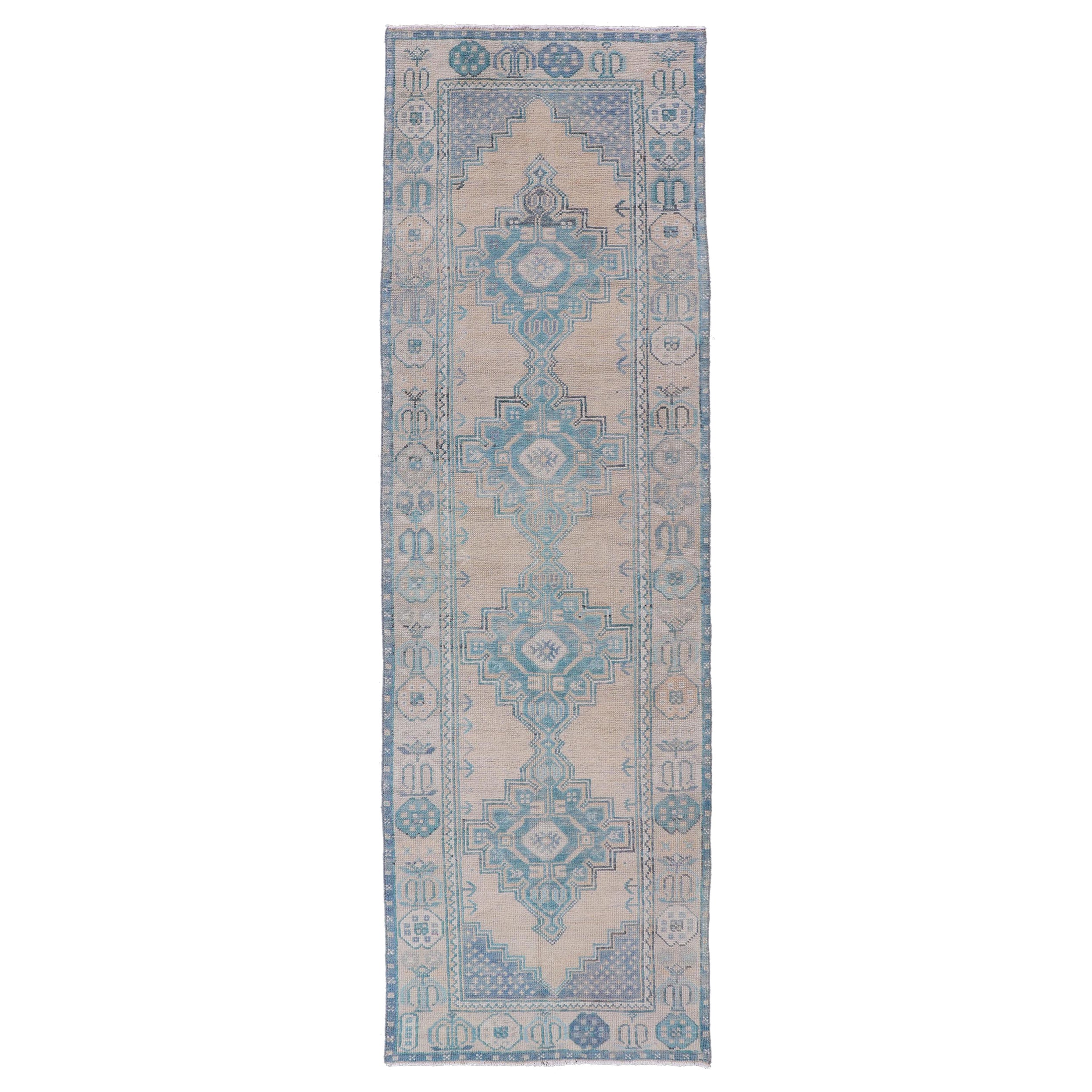 Tapis de couloir turc vintage Oushak avec motif de médaillon géométrique en bleu et beige