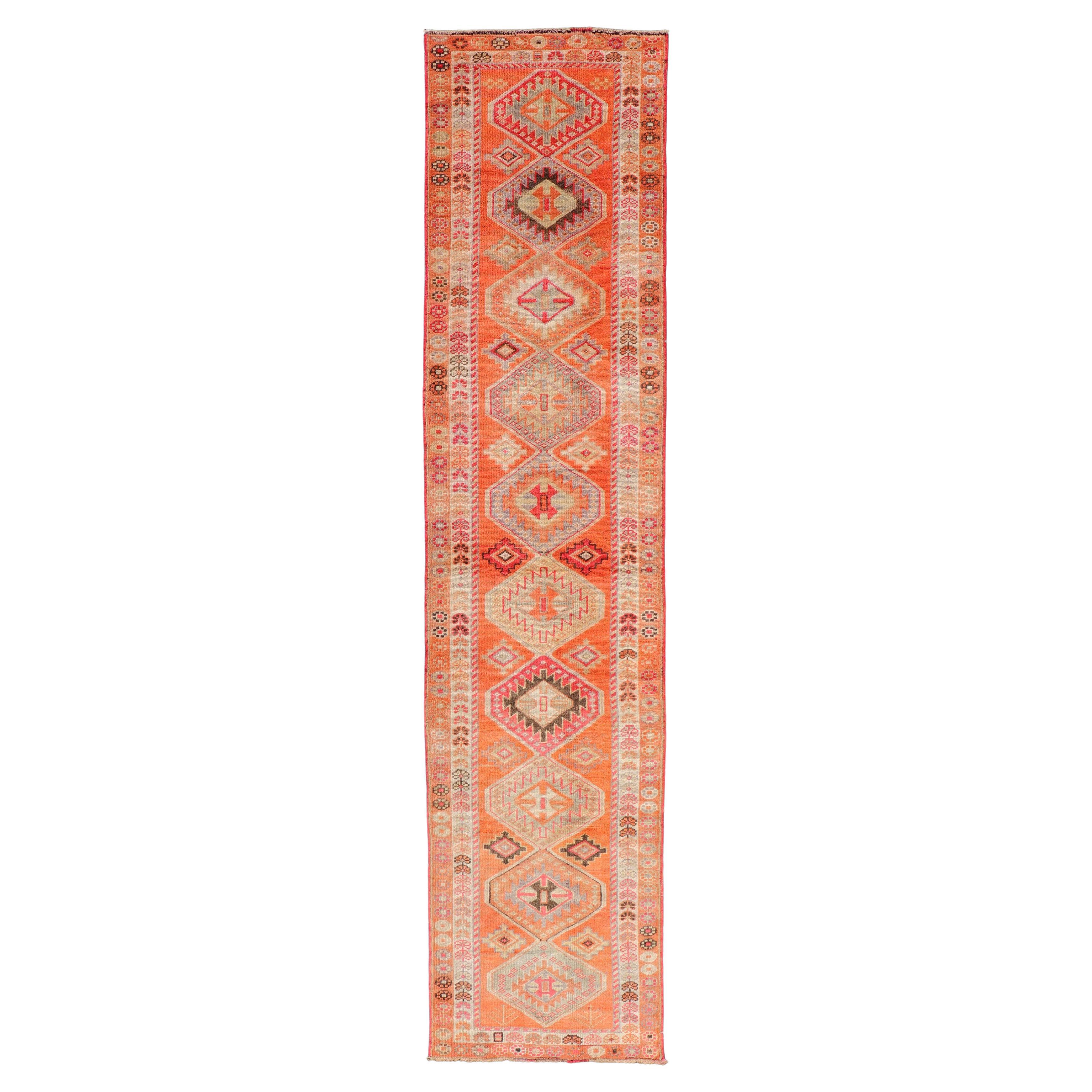 Tapis de couloir turc vintage Oushak avec motif de médaillon tribal en orange et ivoire