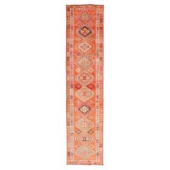 Tapis de couloir turc vintage Oushak avec motif de médaillon tribal en orange et ivoire