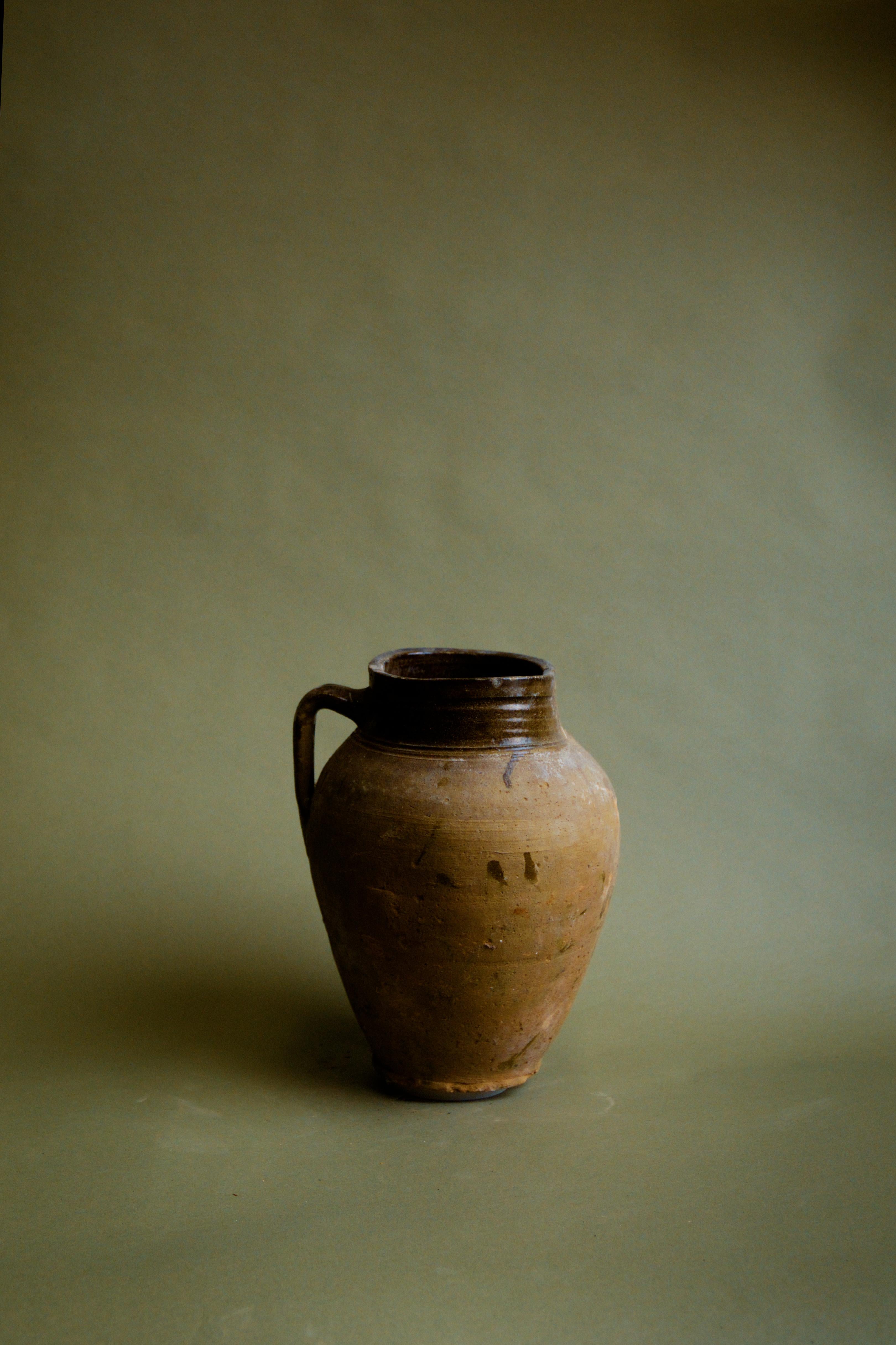 Intagliato a mano Brocca turca d'epoca, vaso primitivo in argilla, XX secolo in vendita