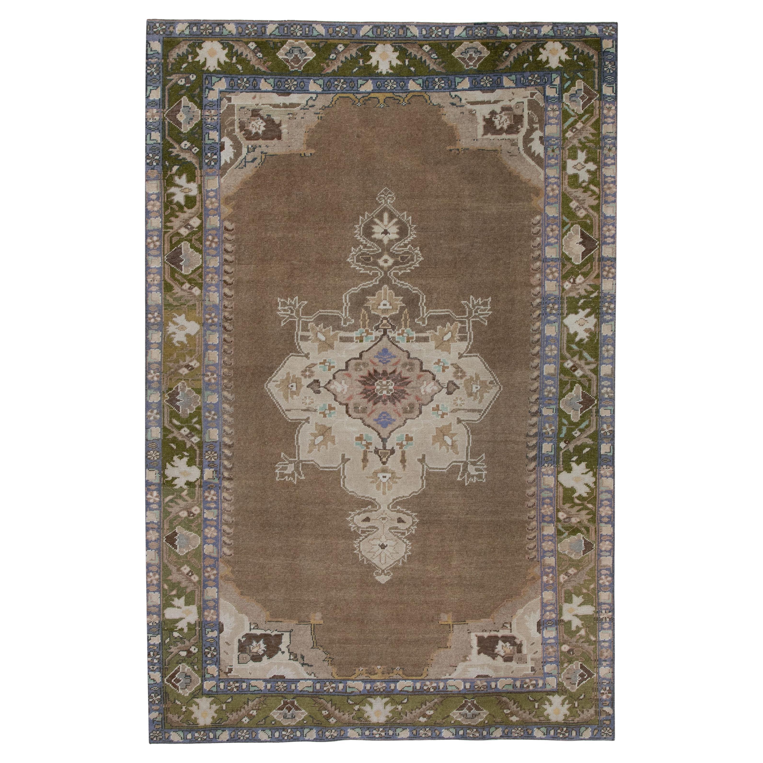 Türkischer Vintage Teppich Braun Olivgrün Blau Handgewebter Wollteppich 4'3" x 6'11" im Angebot