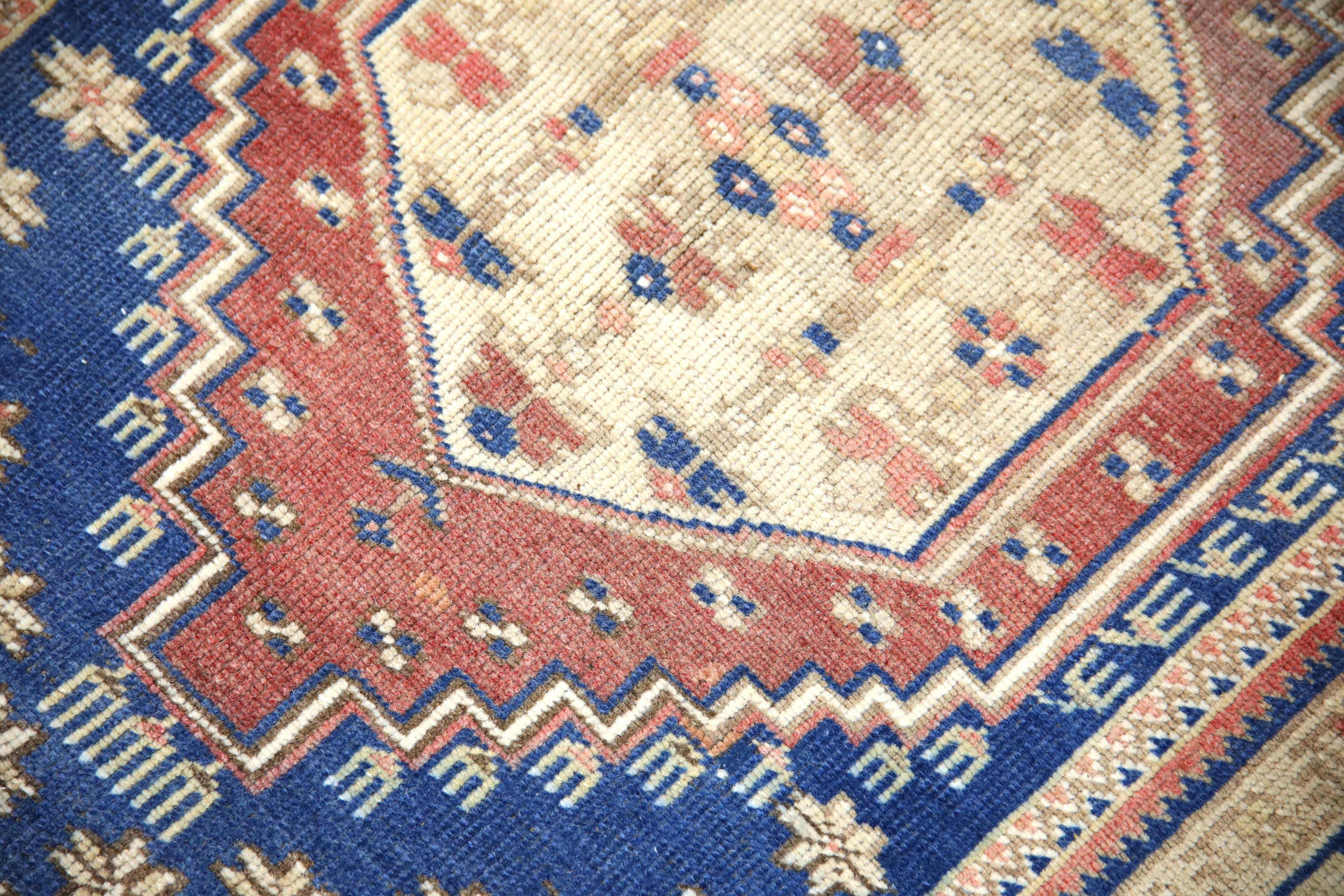Alfombra vintage turca Alfombra azul y rosa tejida a mano 3'5