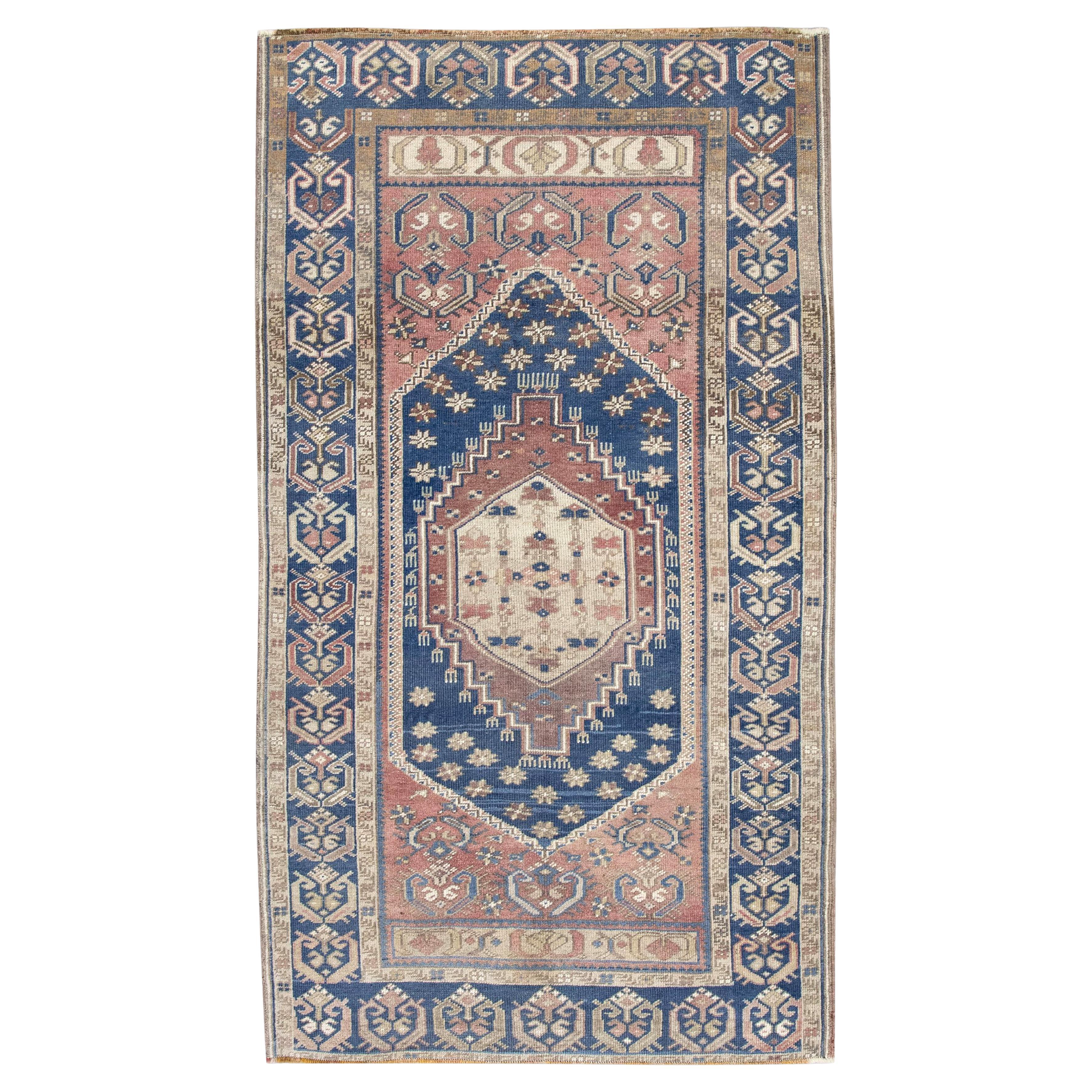 Alfombra vintage turca Alfombra azul y rosa tejida a mano 3'5" x 5'11" en venta