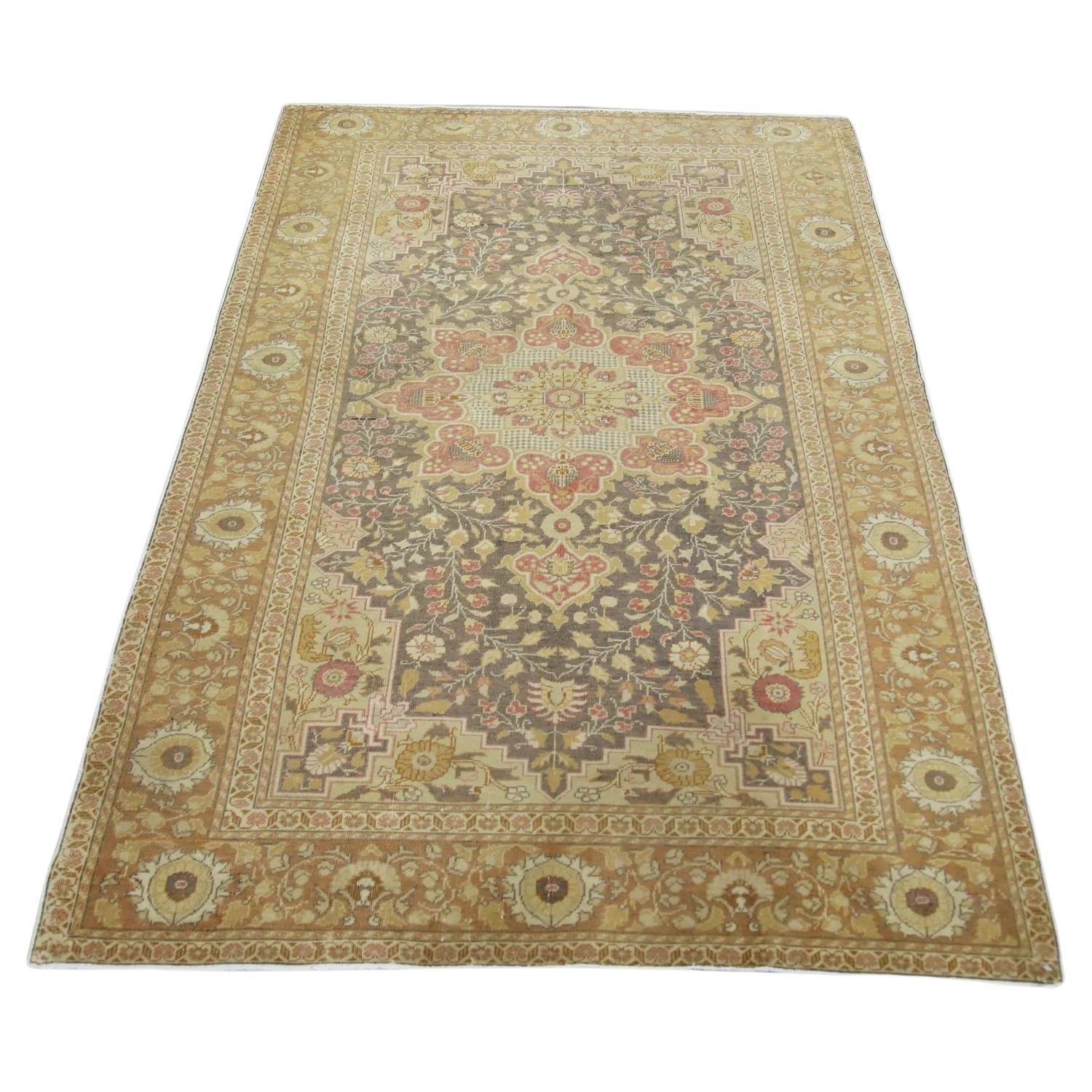 Tapis Vintage Turc Jaune Beige Tapis de laine tissé à la main 4'2" x 6'. en vente