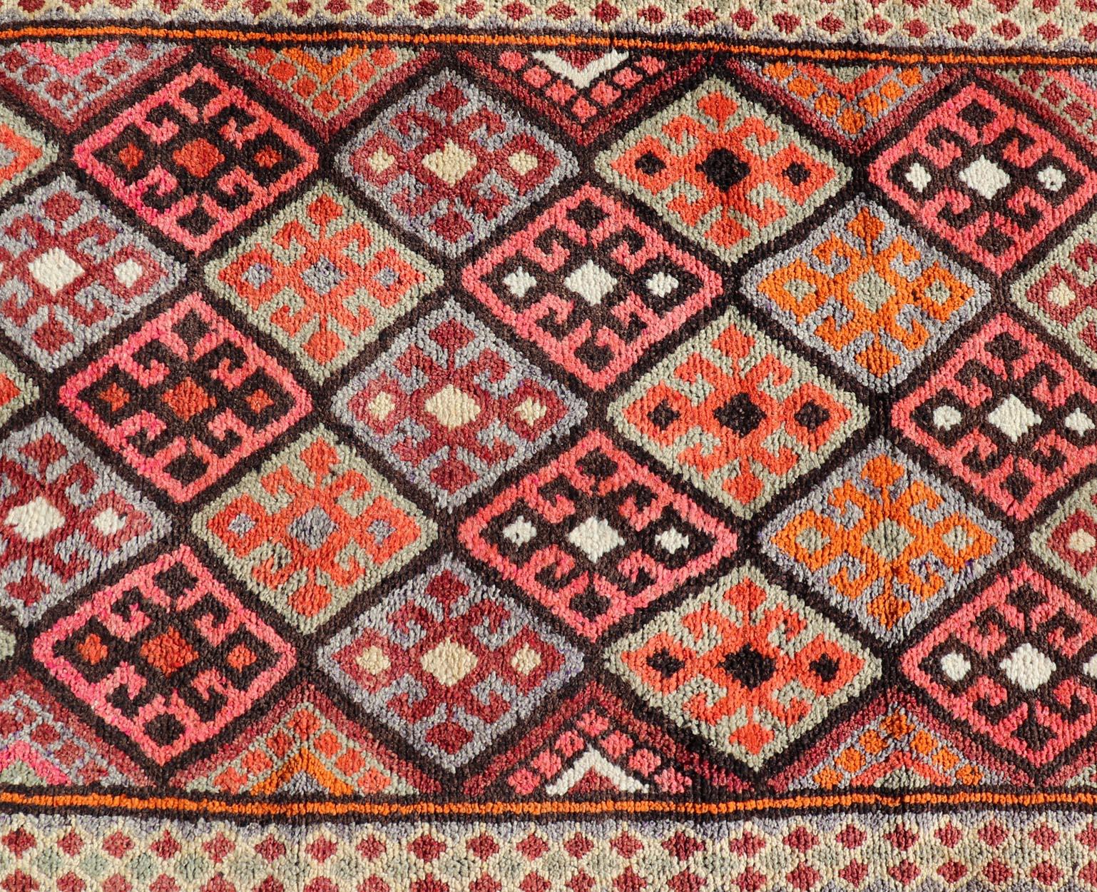 Maße: 3'2 x 14'1 
Türkischer Vintage-Läufer mit durchgehendem kurdischem Rautenmuster in mehreren Farben. Keivan Woven Arts / Teppich TU-NED-4689, Herkunftsland / Art: Türkei / Oushak, um 1950.
Dieser wunderschöne Vintage-Oushak-Läufer aus der