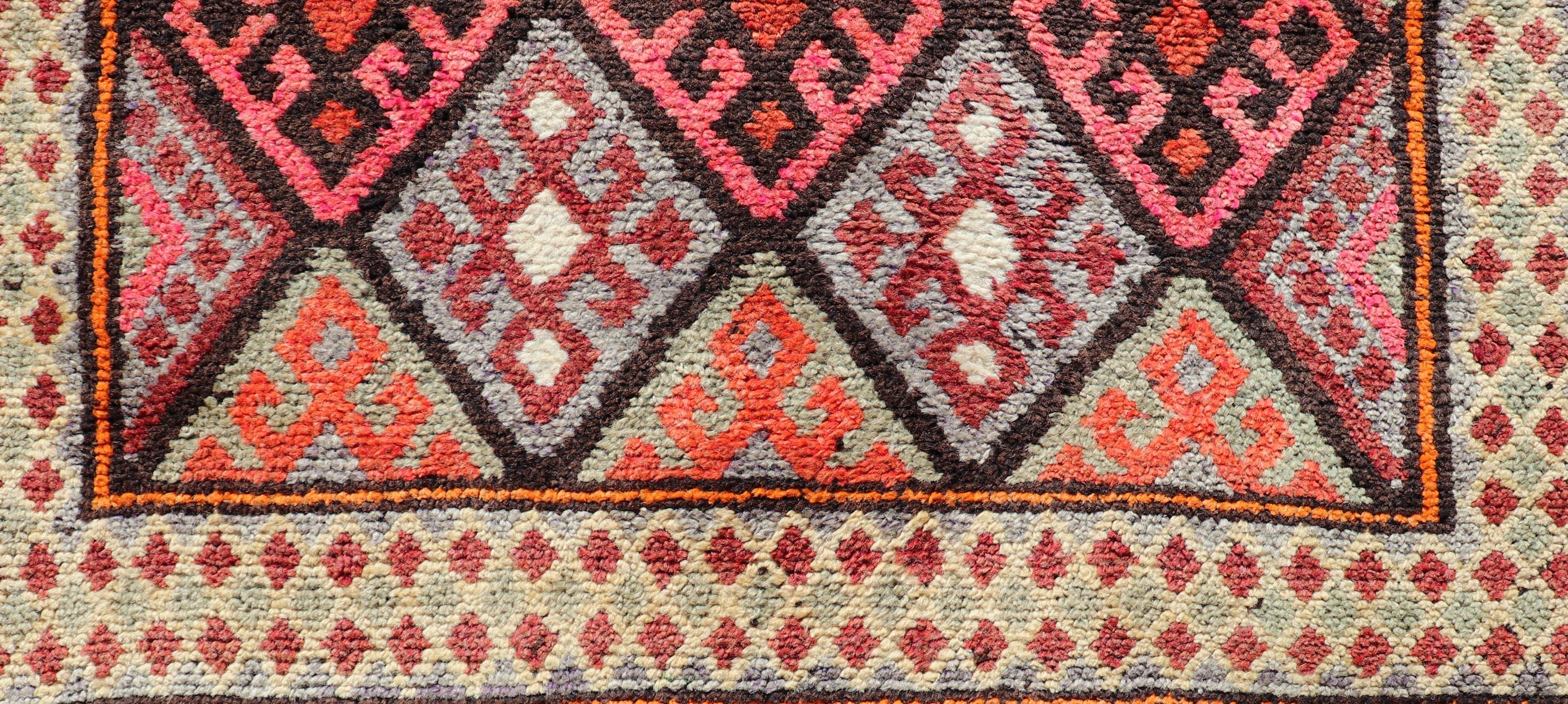 Türkische Vintage Läufer mit All-Over Diamond Kurdish Design 3'2 x 14'1 (Oushak) im Angebot