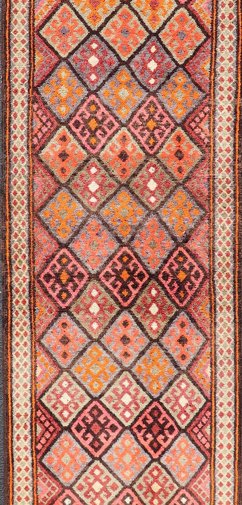 Türkische Vintage Läufer mit All-Over Diamond Kurdish Design 3'2 x 14'1 im Zustand „Hervorragend“ im Angebot in Atlanta, GA