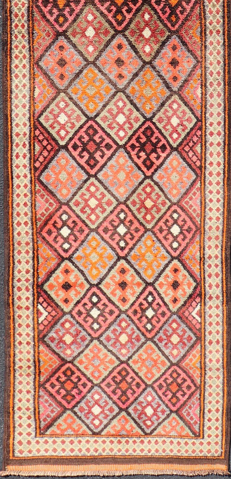 Türkische Vintage Läufer mit All-Over Diamond Kurdish Design 3'2 x 14'1 (20. Jahrhundert) im Angebot