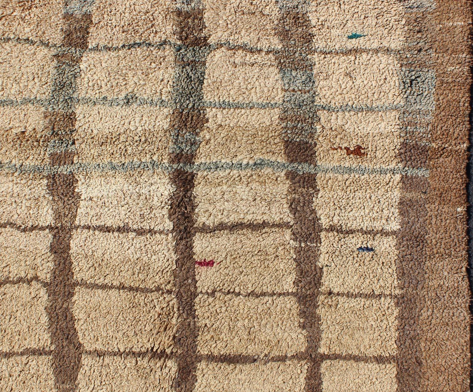 Lana Tappeto turco vintage Tulu con design quadrato moderno e semplice in tan e marrone in vendita