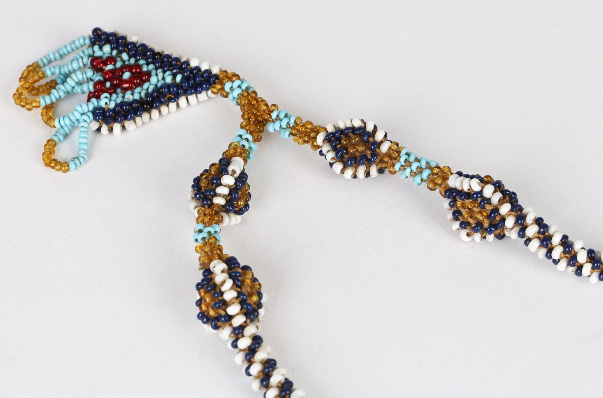Eine außergewöhnlich gute Qualität türkischer Kriegsgefangenen-Glasperlen-Amulett-Halskette aus dem Ersten Weltkrieg 1914-1919. Diese Stücke wurden von türkischen Kriegsgefangenen angefertigt, die in Gallipoli gefangen genommen und oft von den
