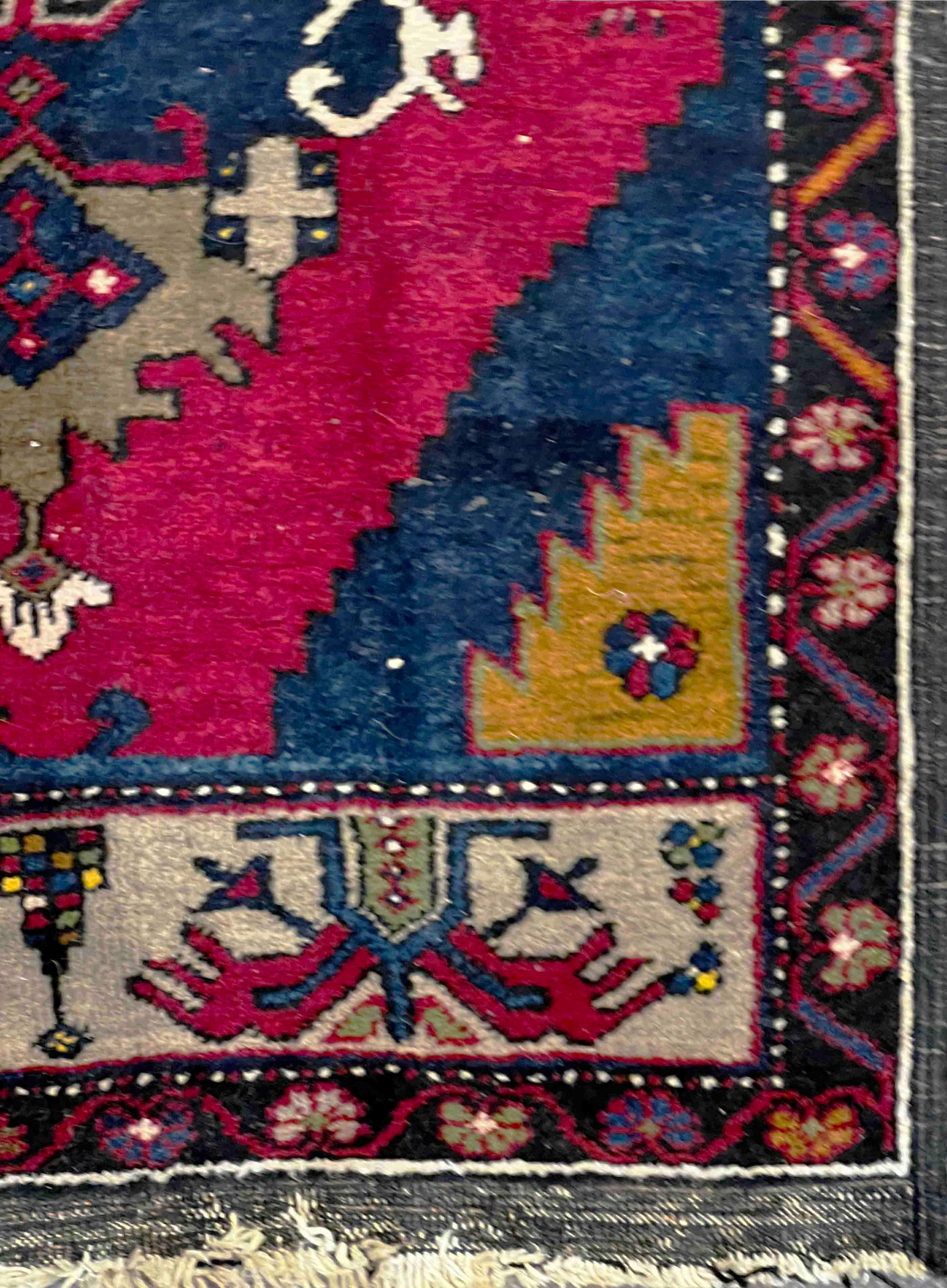 Located a stone's throw from the Eiffel Tower in Paris, we are a French family business
specializing in the purchase, sale, expertise, cleaning, restoration and conservation of
tapestries, rugs, kilims and antique, modern and contemporary