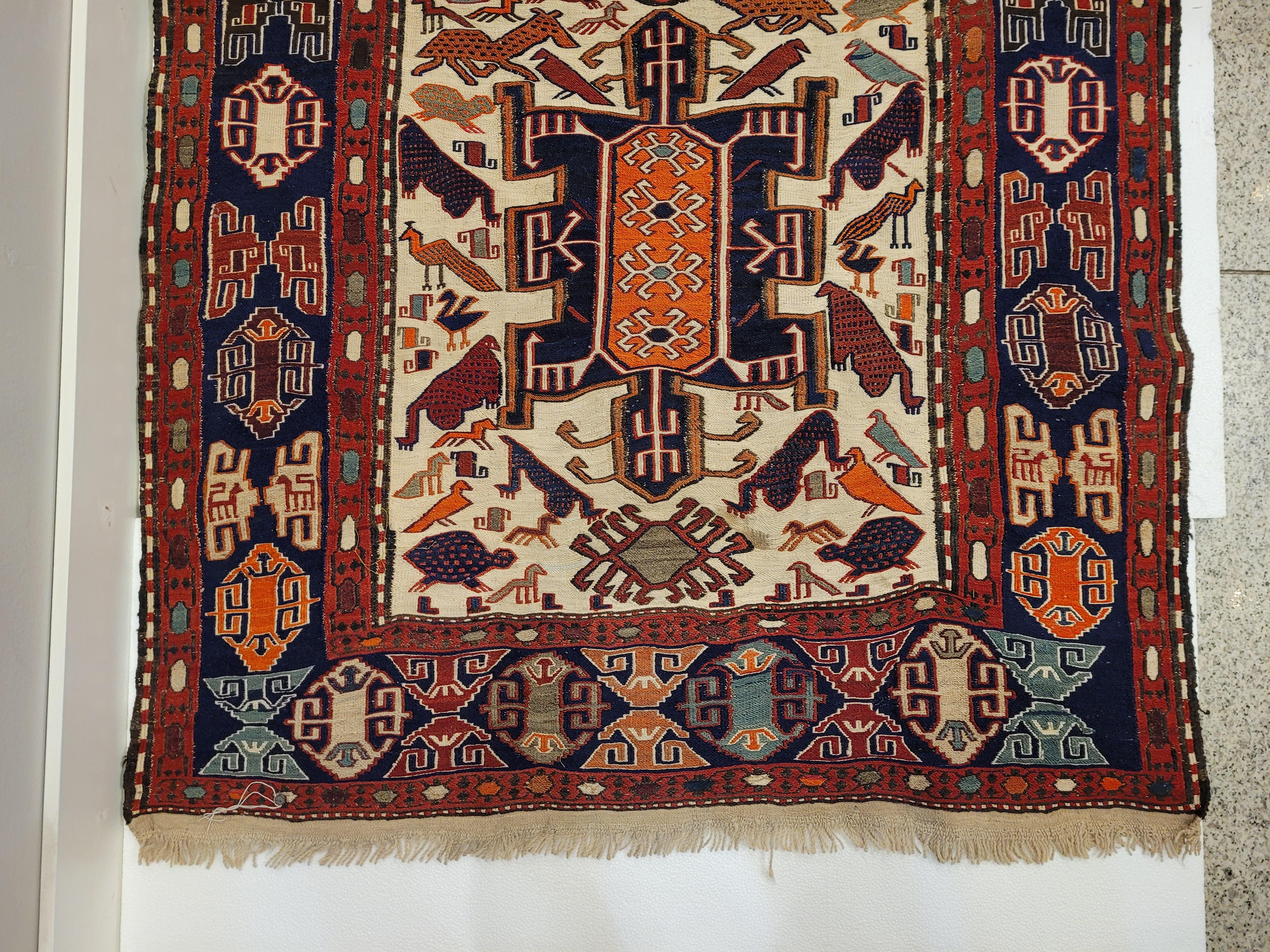 Tappeto, sumak kilim, lana e seta, 1990 - Türkiye

Eccezionale tappeto sumak o kilim turco, realizzato in lana e seta intorno al 1990. Lo schema ornamentale è composto da un perimetro marrone e blu navy su cui sono collegati motivi geometrici.