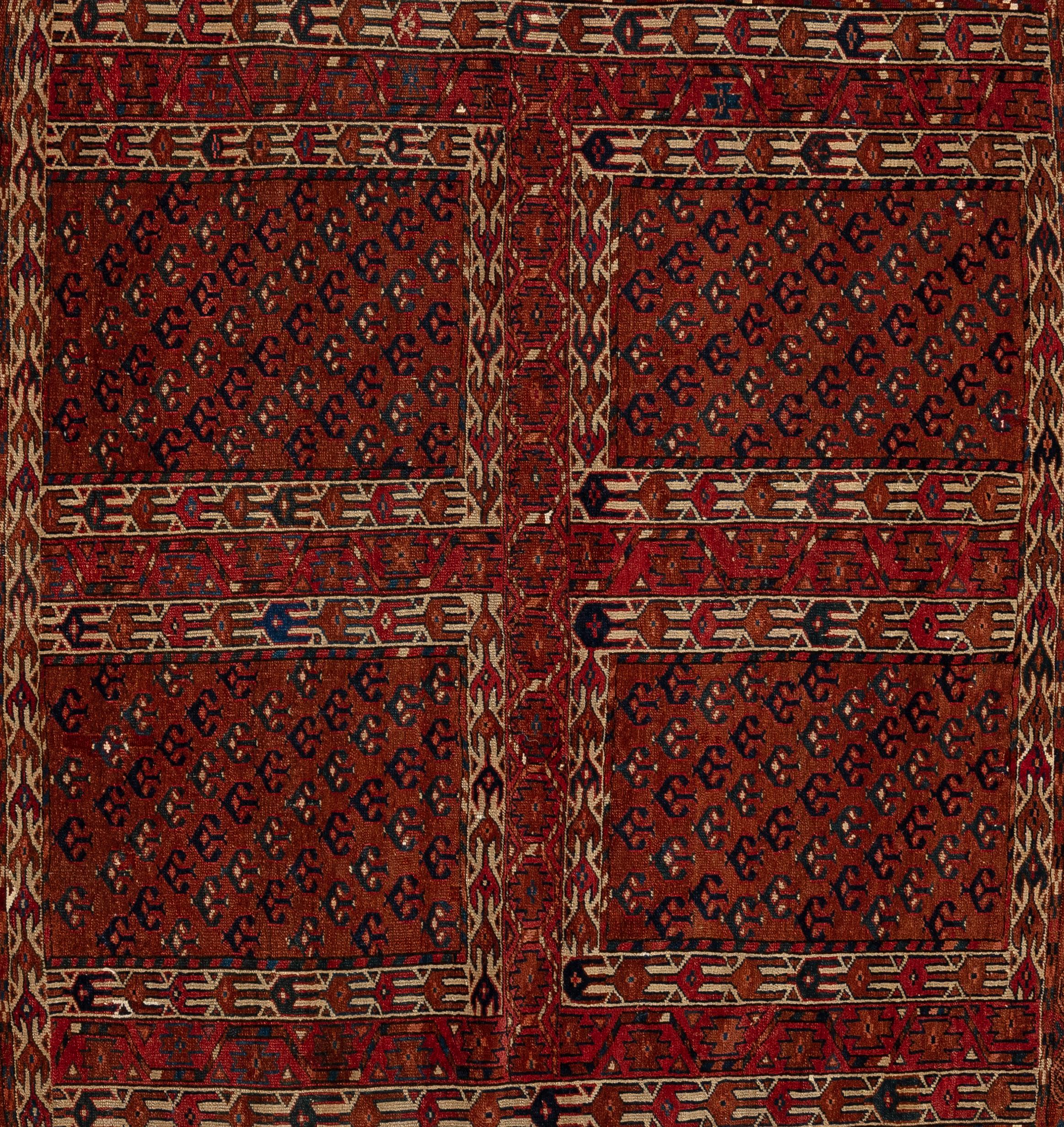 Questo tappeto Tekke turkmeno è un esempio distinto di tessitura tribale, riconosciuto per la sua lana pregiata, l'annodatura stretta e il ricco disegno geometrico. Il campo è tipicamente pieno di file di Tekke gul ottagonali, ognuna disposta