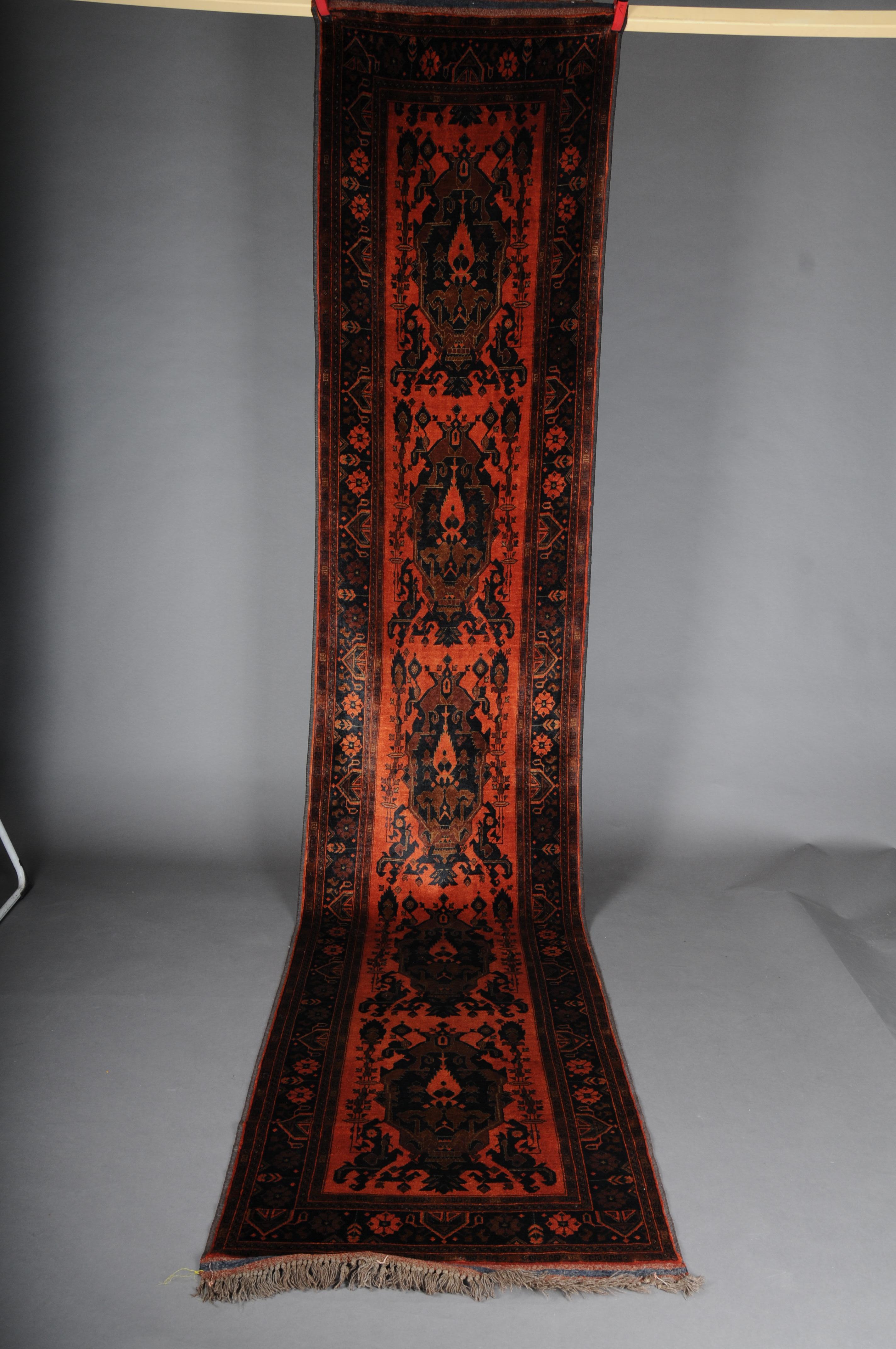 Turkman-Läufer / Seide, 20. Jahrhundert.

Roter Hintergrund mit typischem Turkman-Muster. Sehr elegant und hochwertig verarbeitet.
