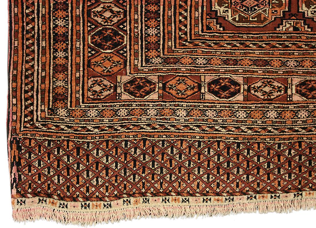 Antiker turkmenischer Buchara-Teppich mit Tekke Göl-Muster - außergewöhnliche Stammesweberei

Ein exquisiter antiker turkmenischer Buchara-Teppich mit dem klassischen Tekke göl-Motiv, das sich in einem harmonischen Allover-Layout wiederholt. Dieses