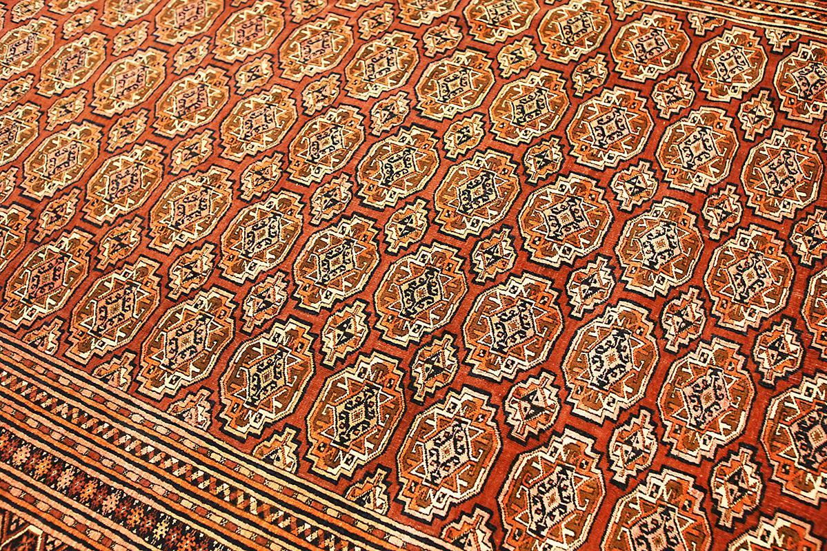 Turkmenischer Buchara-Teppich mit Tekke Göl-Muster (Handgeknüpft) im Angebot