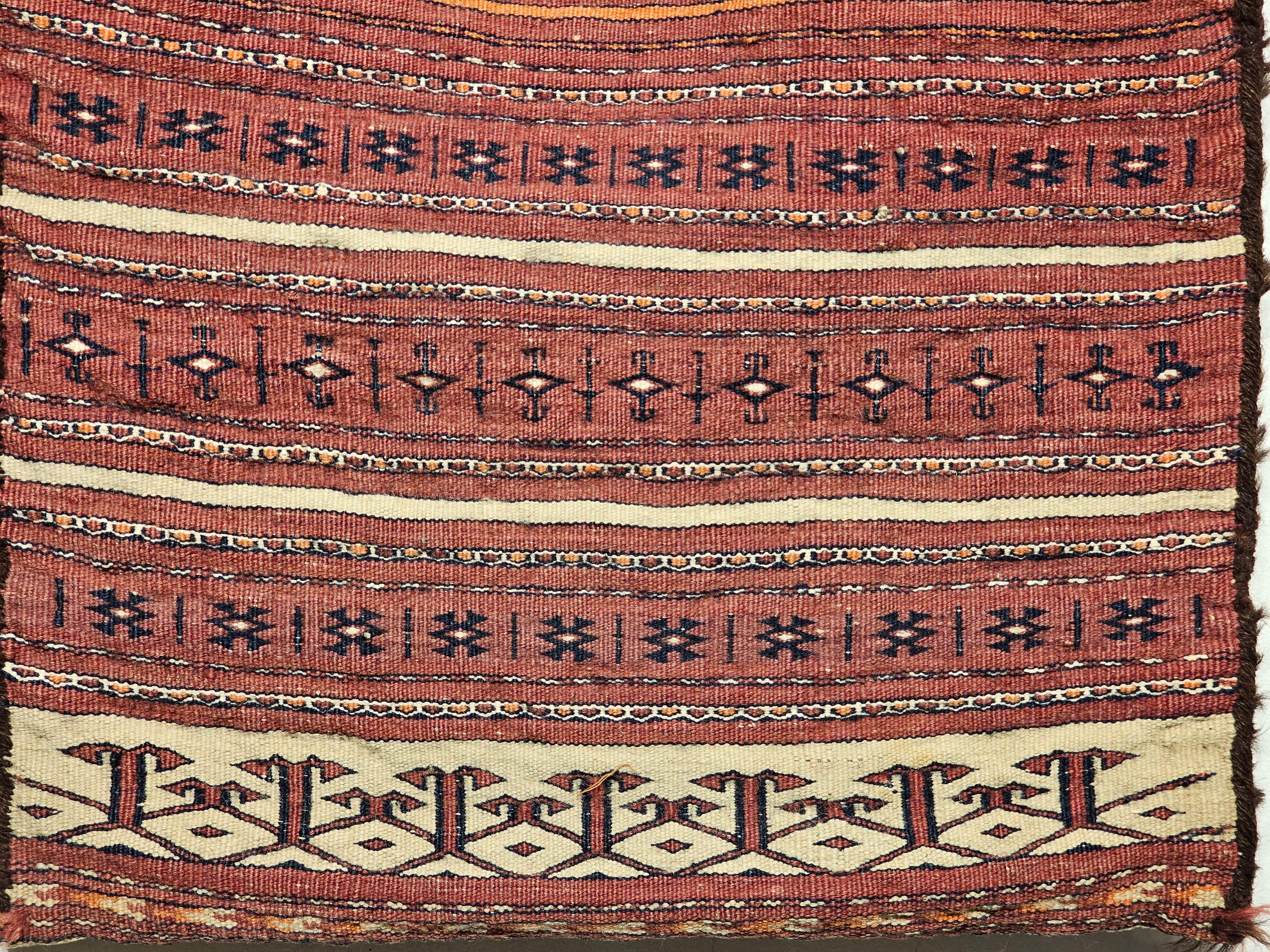 Turkmenische Satteltasche aus dem 19. Jahrhundert mit Tekke-Streifenmuster in Dunkelrot, Elfenbein und Braun im Angebot 1
