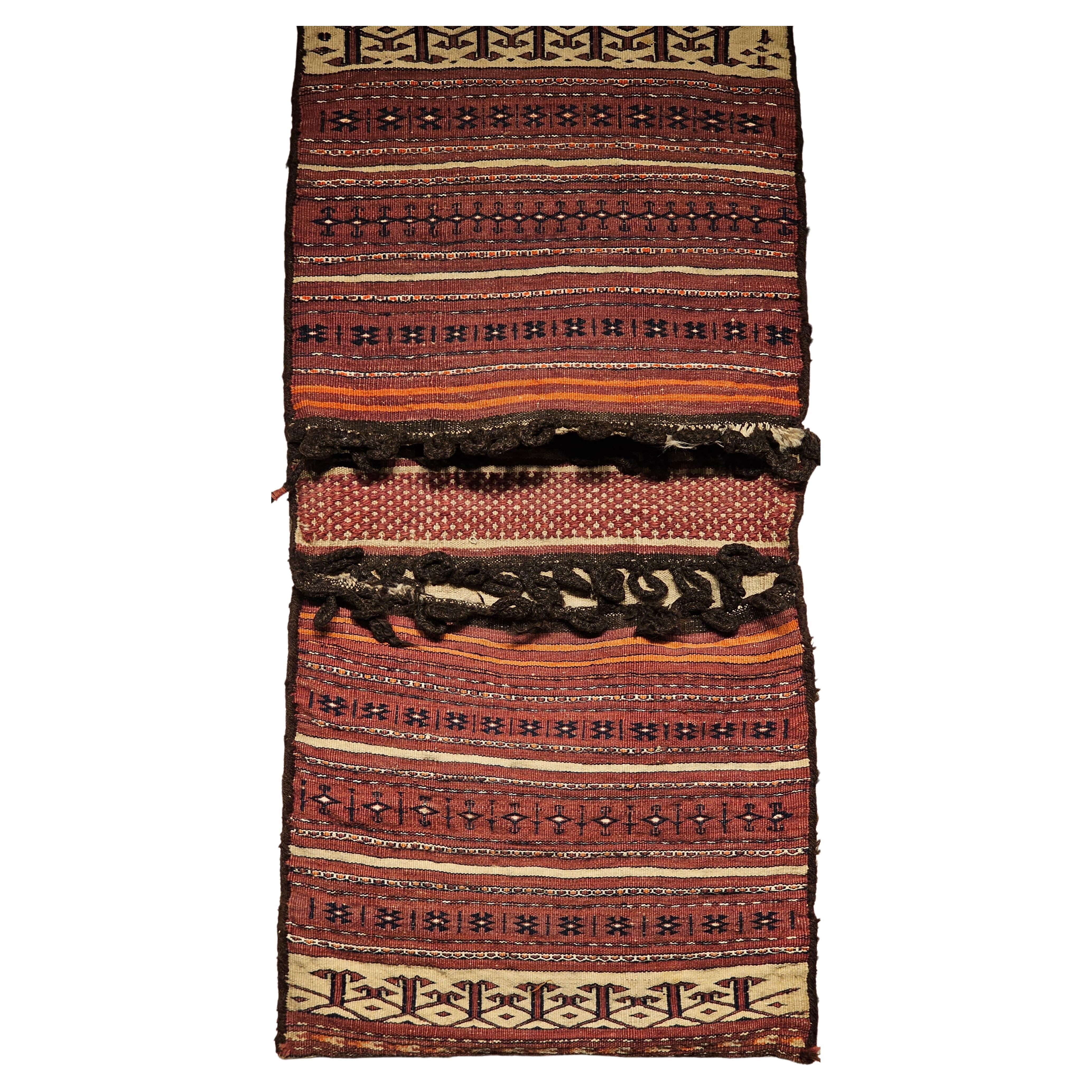 Turkmenische Satteltasche aus dem 19. Jahrhundert mit Tekke-Streifenmuster in Dunkelrot, Elfenbein und Braun