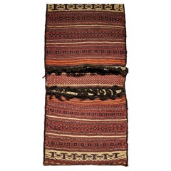Turkmenische Satteltasche aus dem 19. Jahrhundert mit Tekke-Streifenmuster in Dunkelrot, Elfenbein und Braun