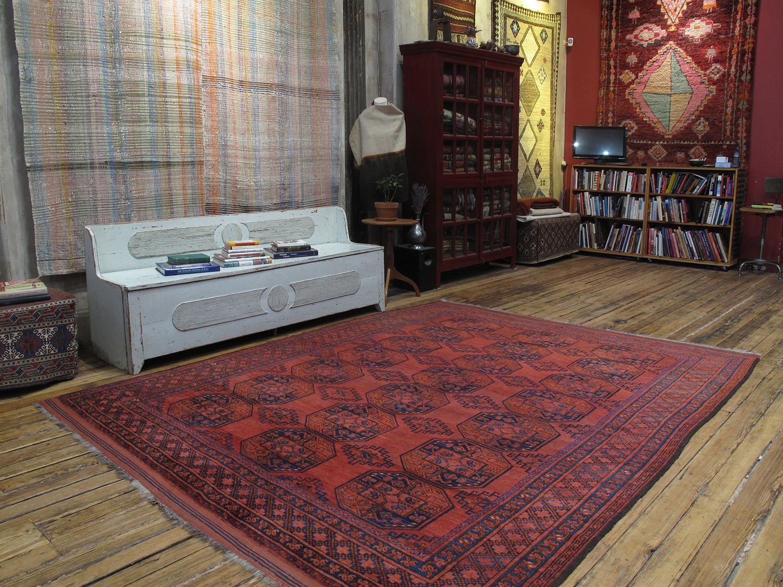 A very handsome antique Turkmen carpet by the Ersari Turkmen tribes of Central Asia. All natural dyes. In very good state of preservation.