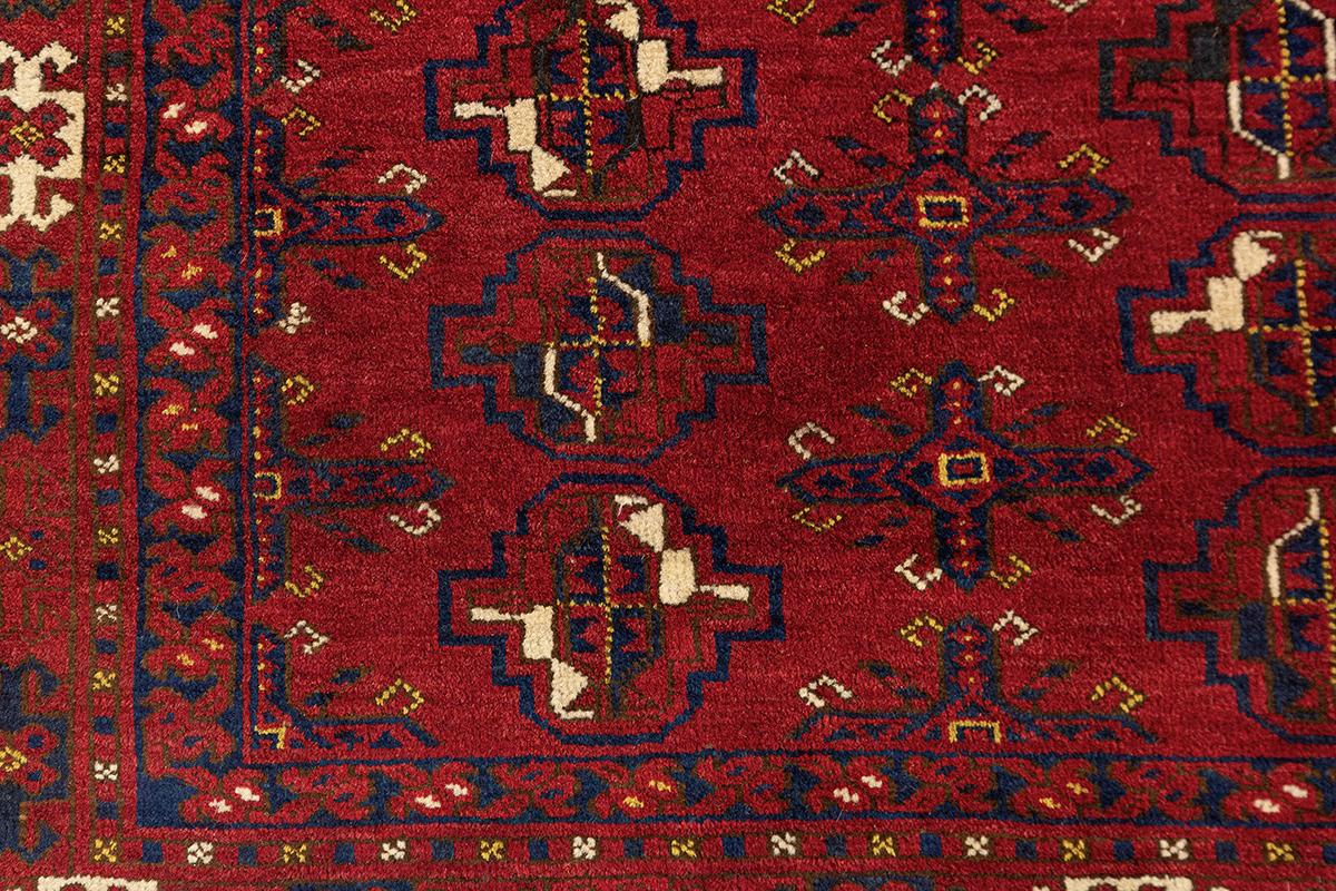 Antiker turkmenischer Tekke-Tschowal-Teppich
Dieser wunderschön erhaltene Tekke Chuval - eine traditionelle Aufbewahrungstasche - ist ein hervorragendes Beispiel für turkmenische Stammeskunst. Chuvals wie dieses wurden von Tekke-Nomaden gewebt und