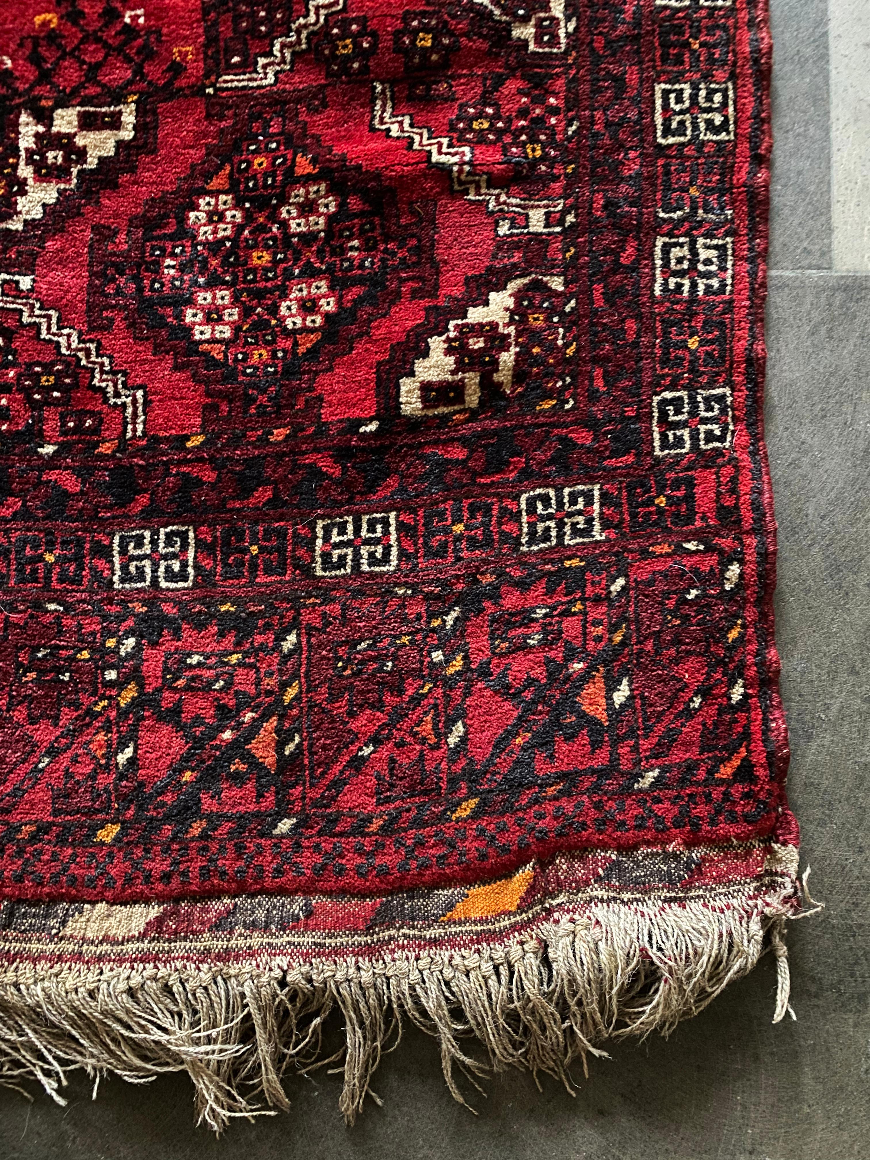 Turkmenistan Ersari Tent Door Rug with Stunning Tribal Motif, Mid-20th Century In Good Condition For Sale In Jimbaran, Bali