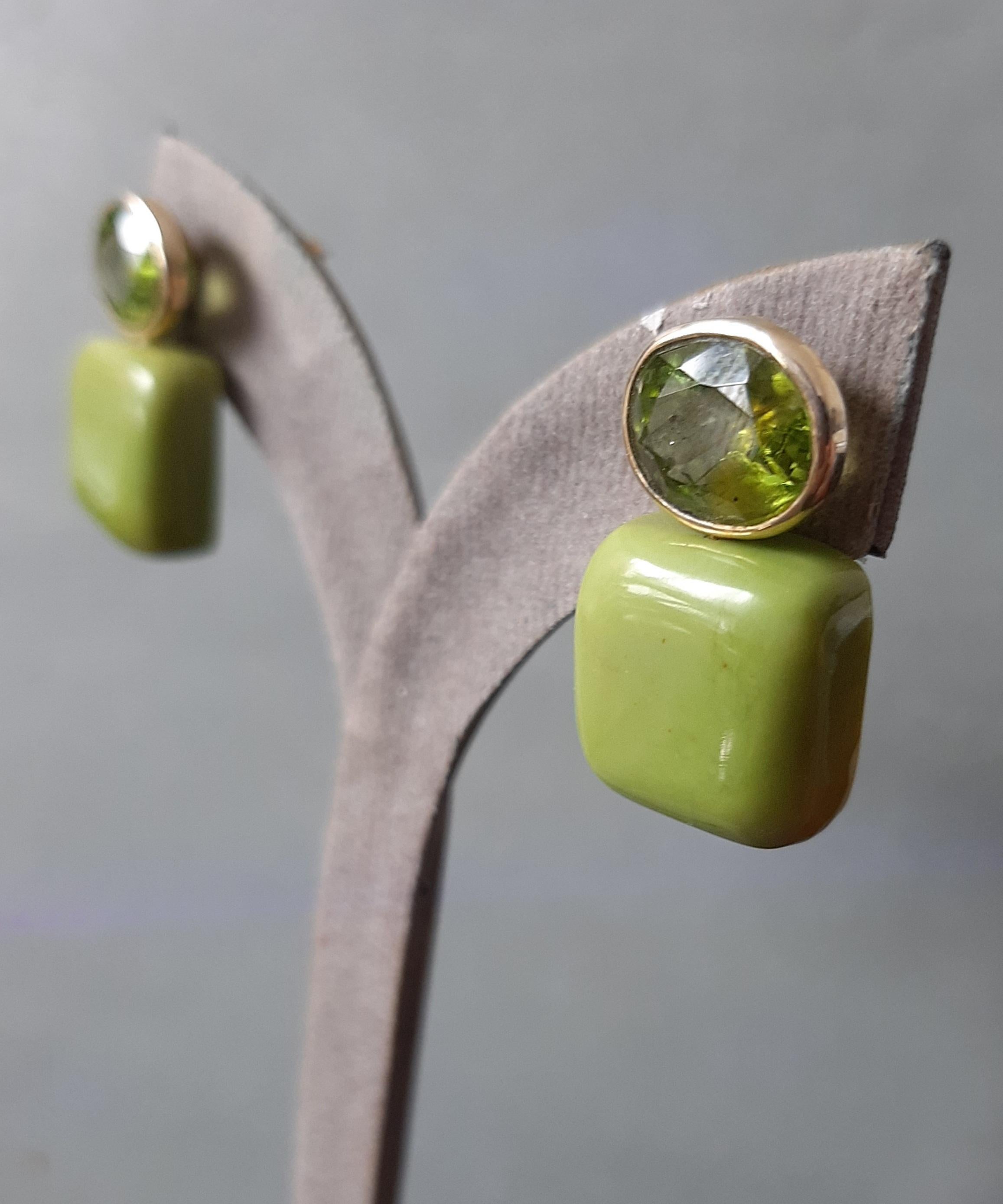 Artigiano Orecchini a perno in oro massiccio 14k con turchese verde del Turkmenistan a forma di cuscino e peridoto in vendita