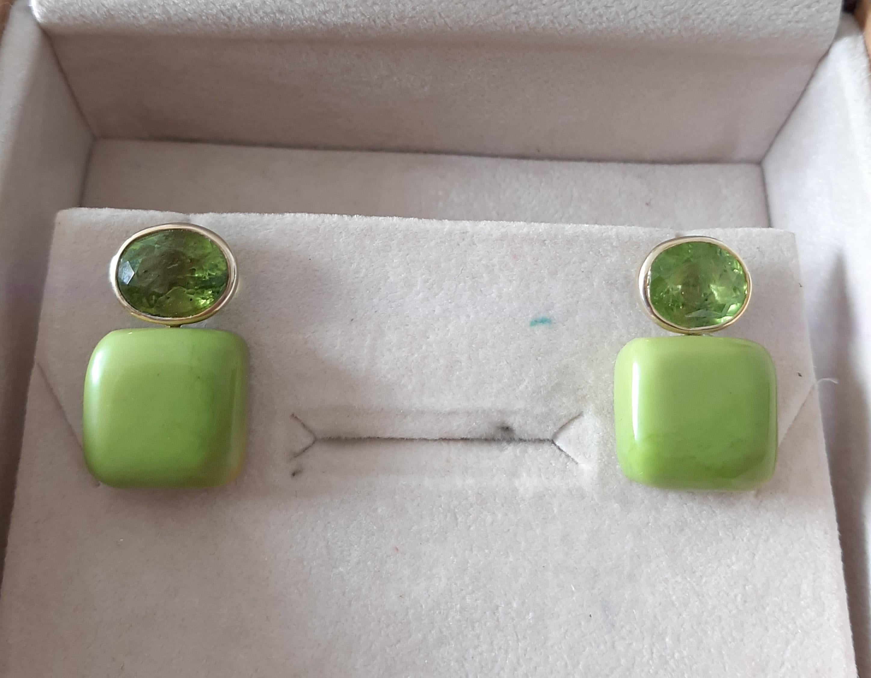 Donna Orecchini a perno in oro massiccio 14k con turchese verde del Turkmenistan a forma di cuscino e peridoto in vendita