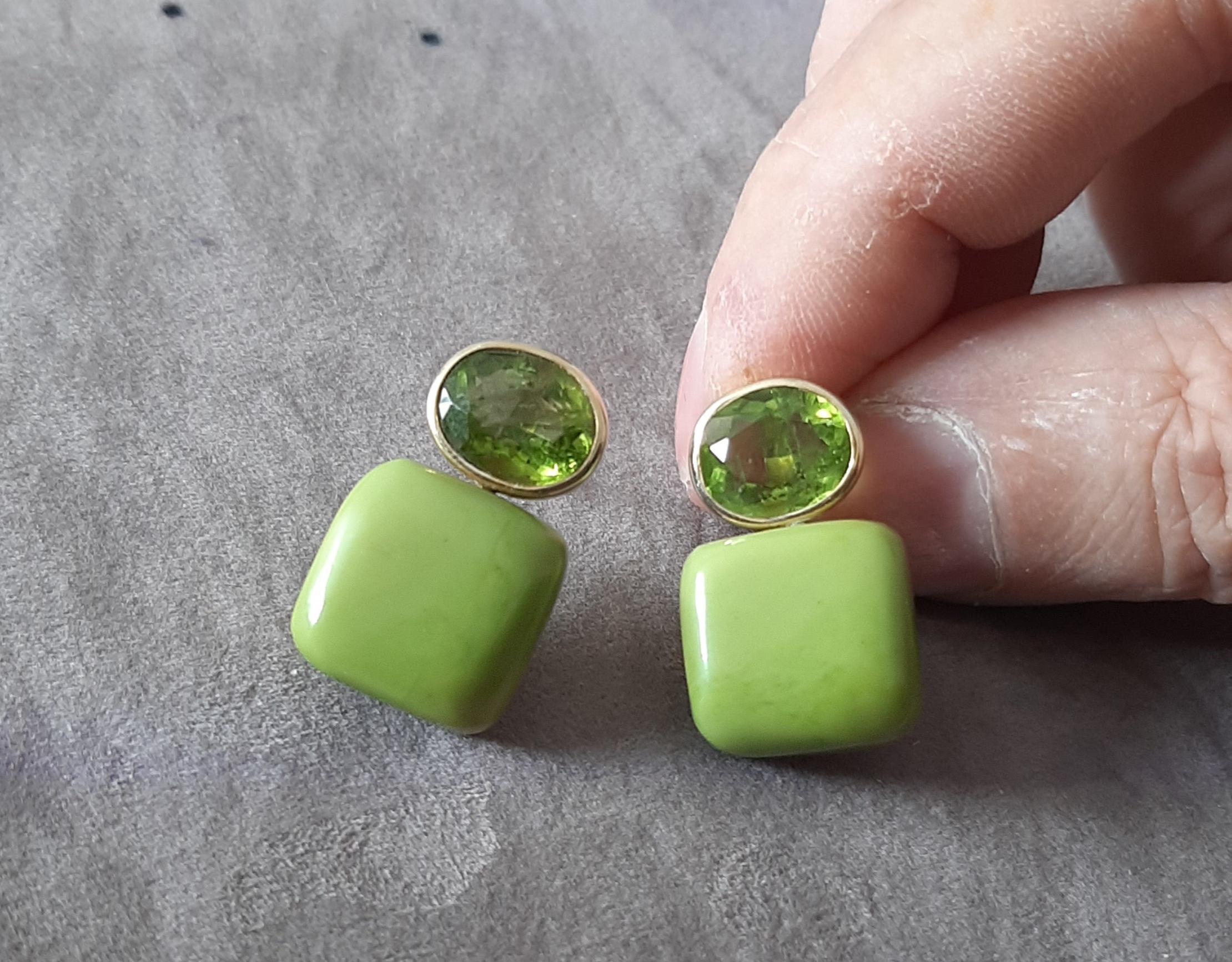 Orecchini a perno in oro massiccio 14k con turchese verde del Turkmenistan a forma di cuscino e peridoto in vendita 1