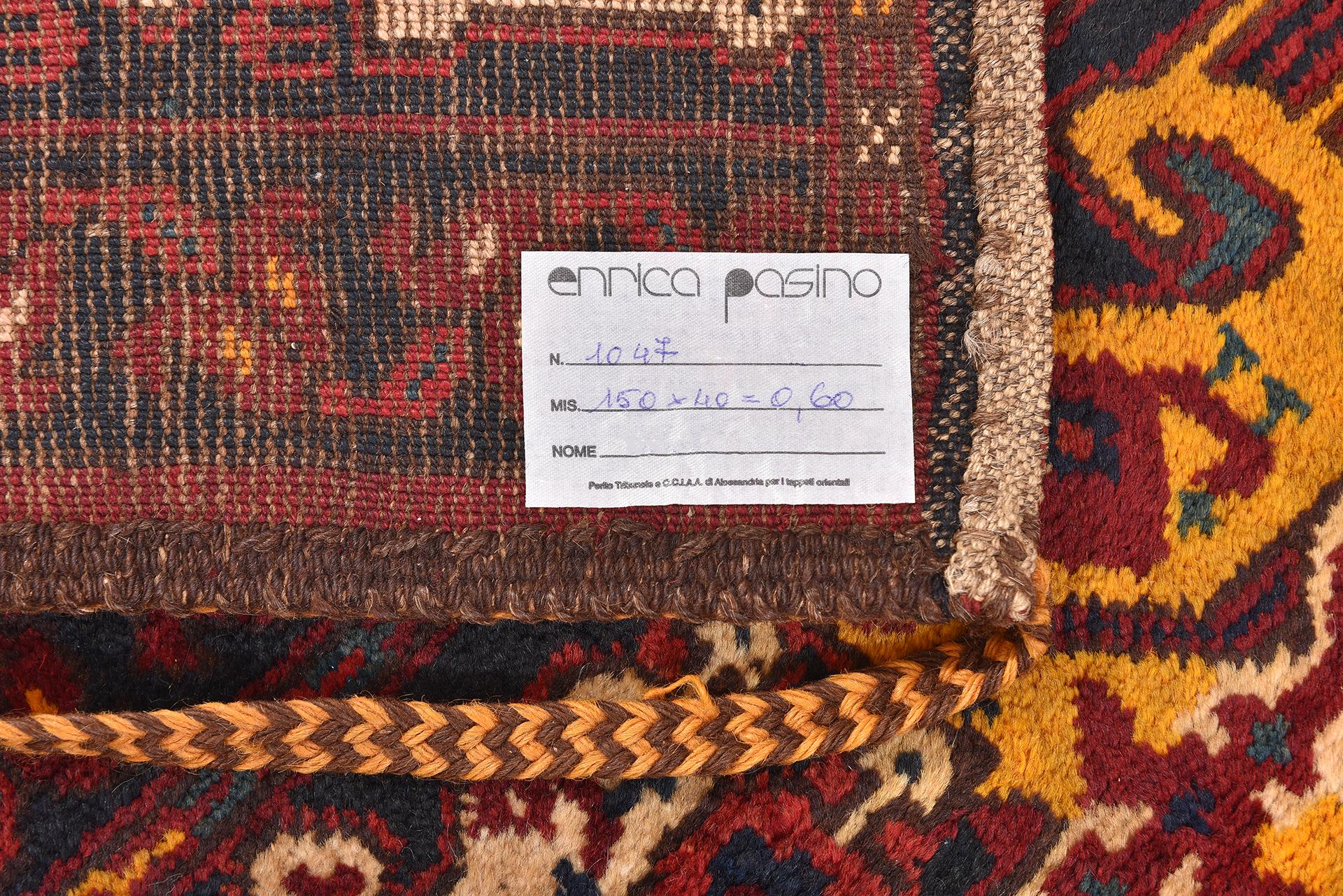 nr. 1047 - Geometrisches, ungewöhnliches Muster für diesen schönen kleinen Wandteppich, der von turkomanischen Ersari-Nomaden als Tasche hergestellt wurde.
Torbas wurden von Nomaden zur Aufbewahrung von Taschen, aber auch über der Tür des Zeltes