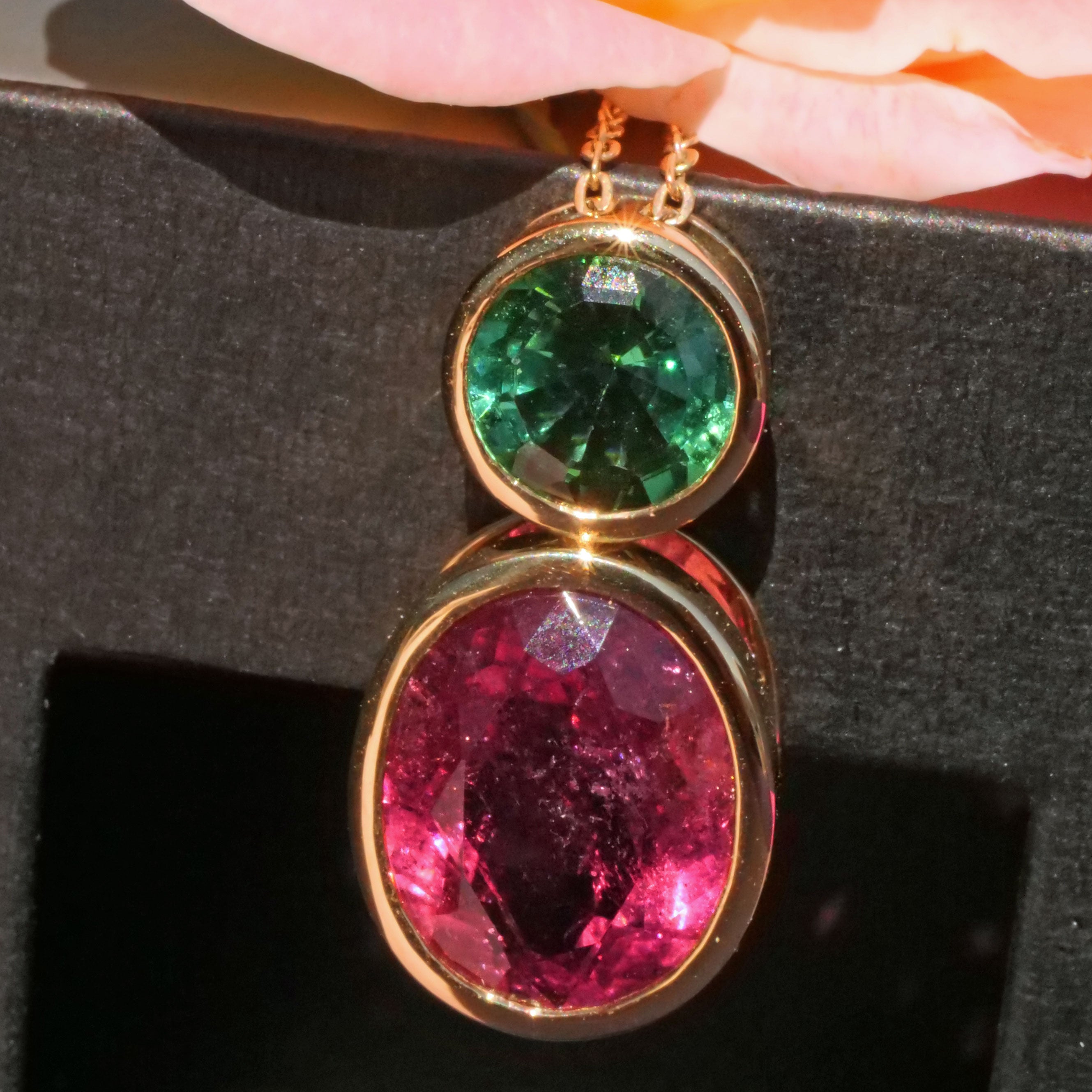 Modern Turmalin Pendant 8 ct with incredible luminosity bluish green and electric pink  For Sale