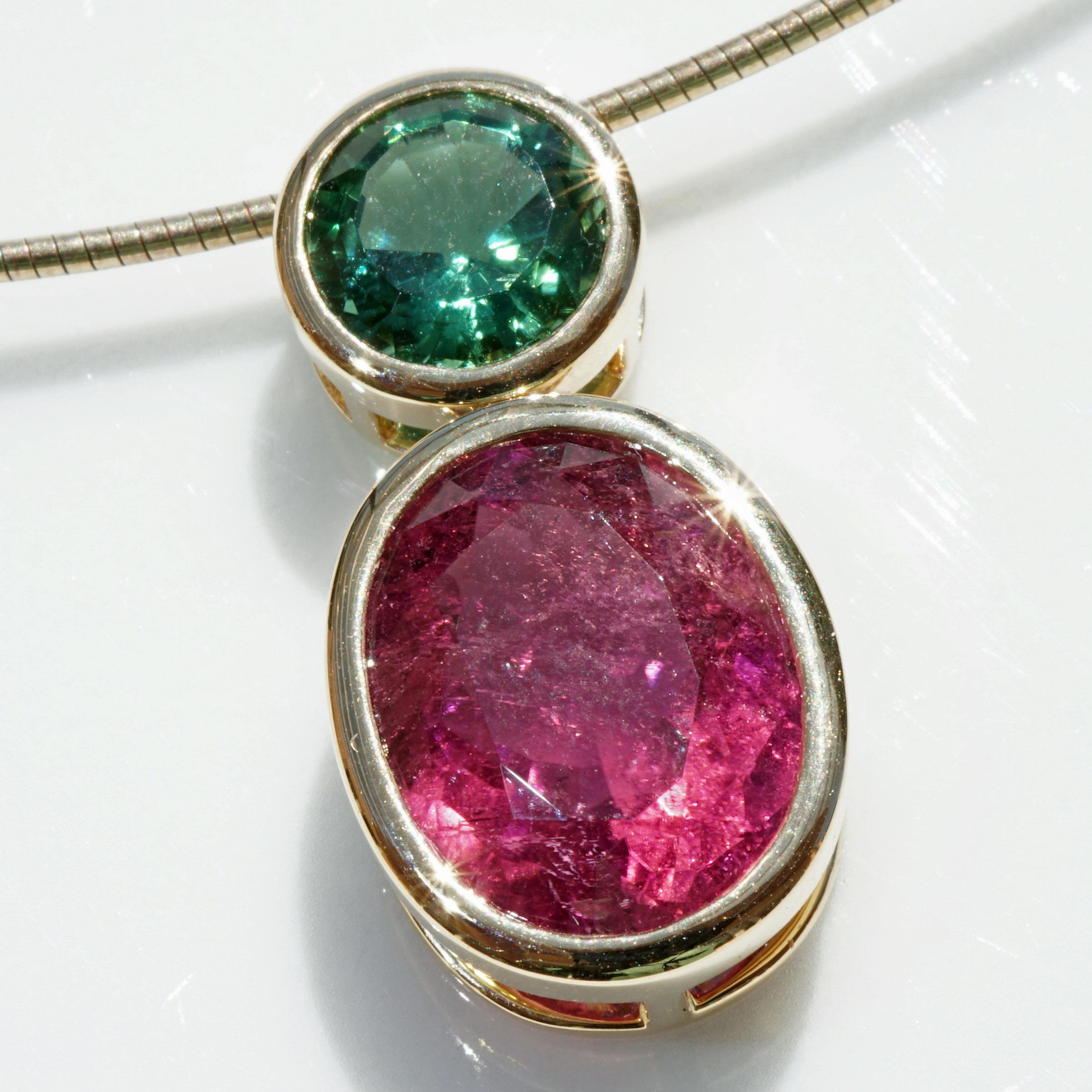 Turmalin Pendant 8 ct with incredible luminosity bluish green and electric pink  For Sale 3