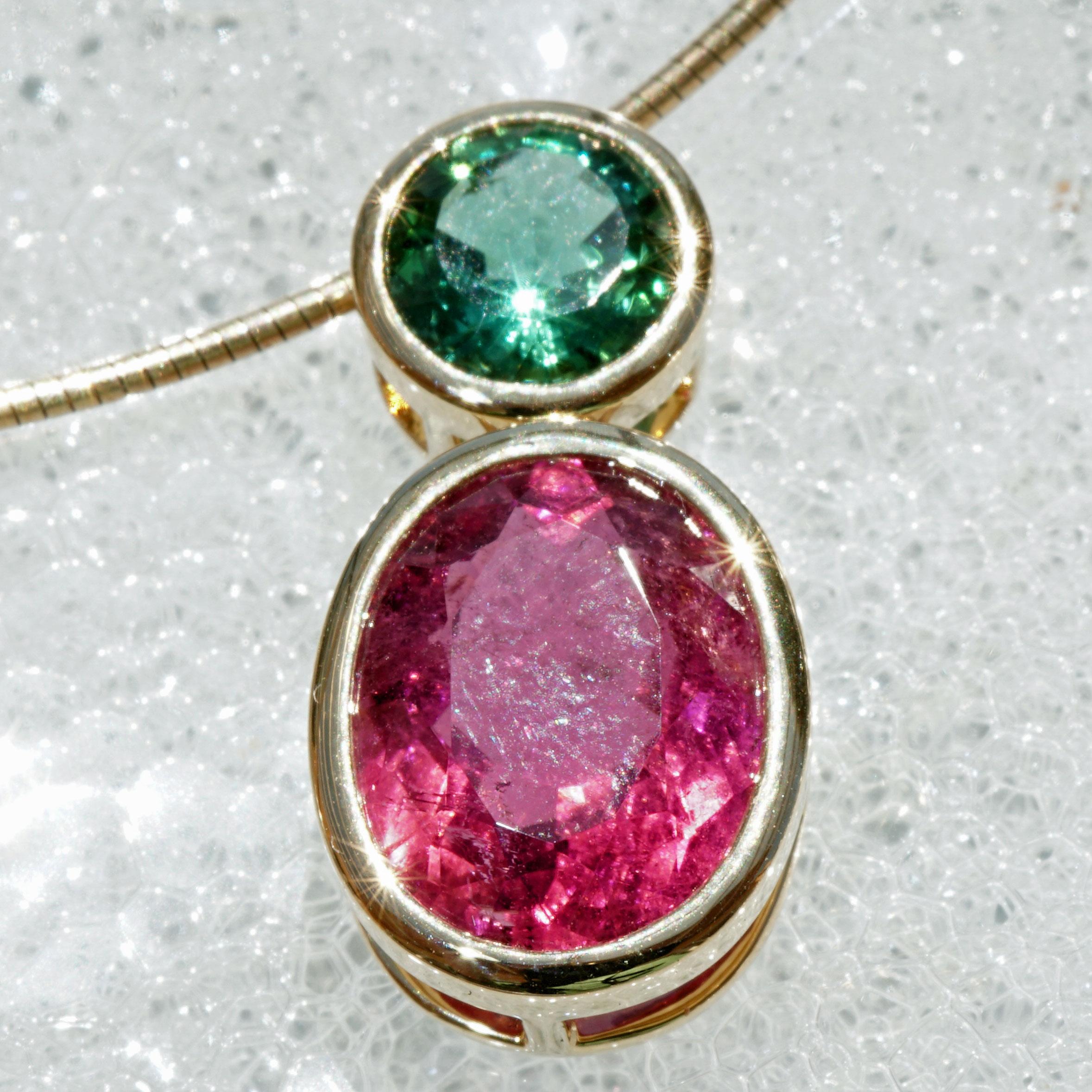 Turmalin Pendant 8 ct with incredible luminosity bluish green and electric pink  For Sale 4