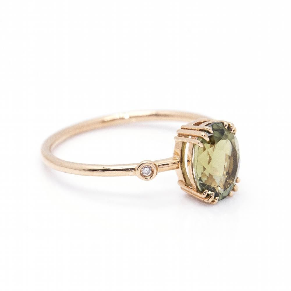 Yellow Gold Ring for woman : 1x Brilliant Cut Diamonds with a total weight of 0,005cts in H/VS quality and 1x Oval Green Tourmaline 8x6mm l Size 11,5  18kt Yellow Gold  1,47 grams  Brand new item  Ref:D360088